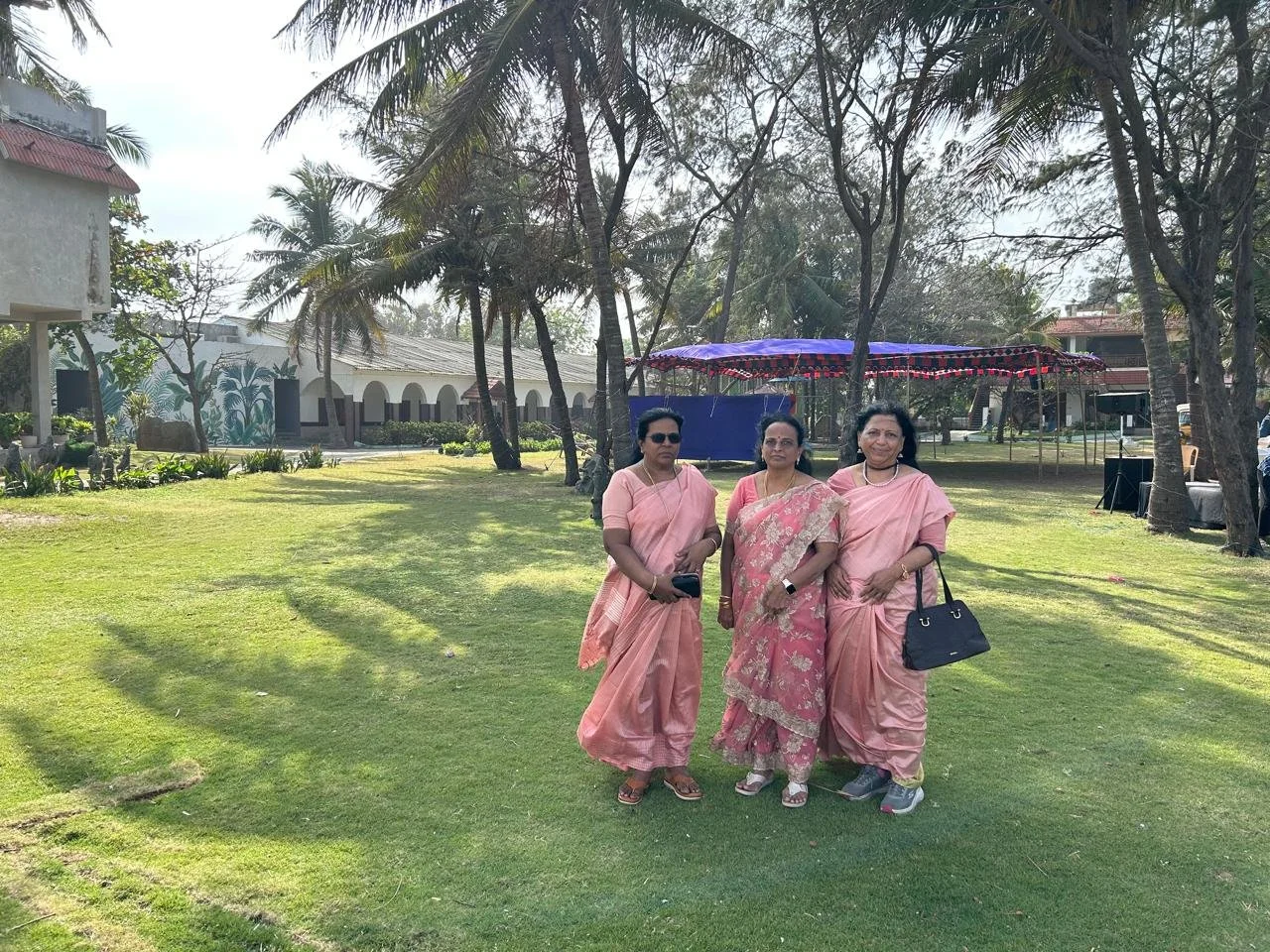 Three best friends peach(y) on the green.