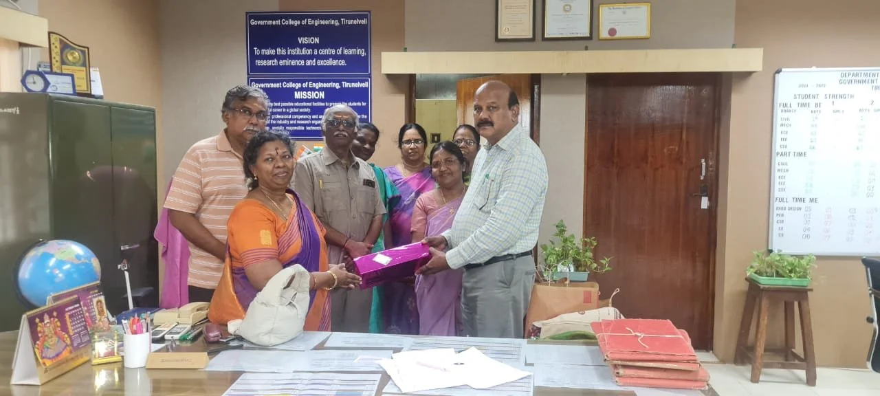 Our Nellai friends with the new GCE-TLY principal Muthumani (ECE-1987) on Oct/29/2025.