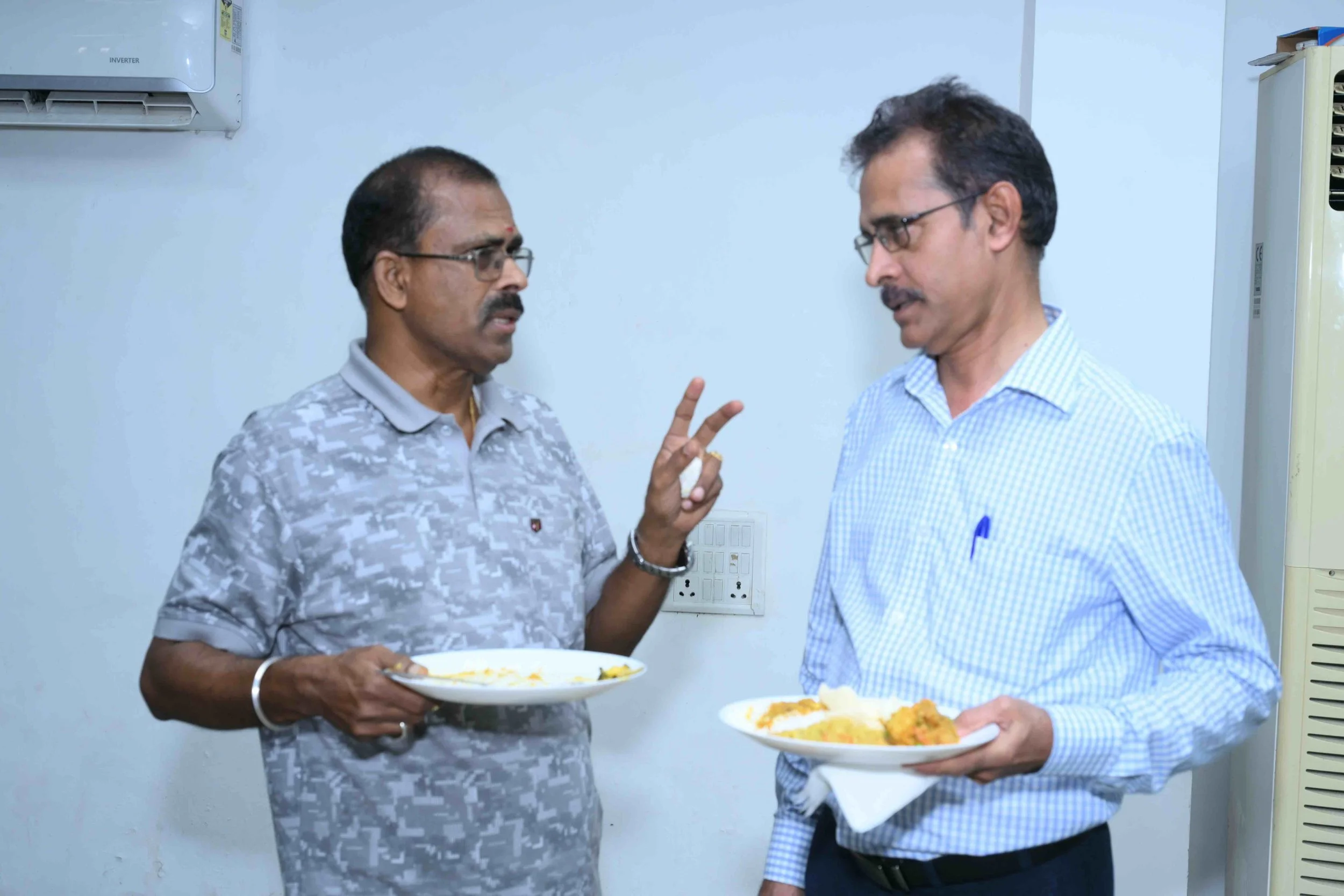 The two gulf big shots are having a business lunch.