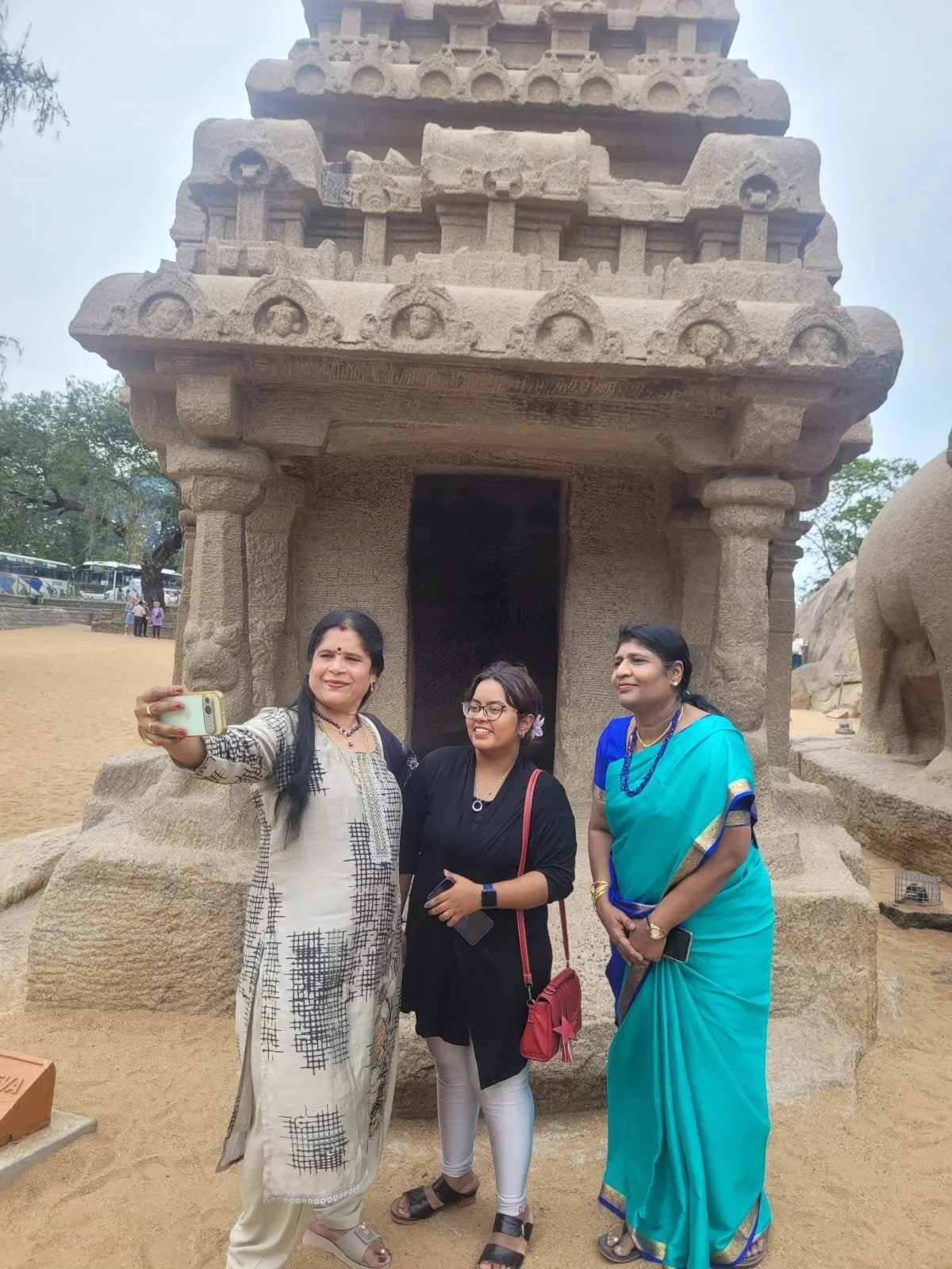 Kanaga, Sekaran's daughter Saidhanya and Sekaran's wife Bharathi.