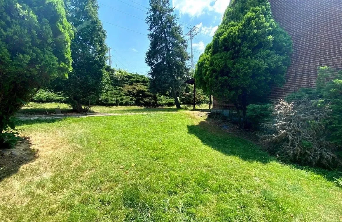 100 Erhardt yard.webp