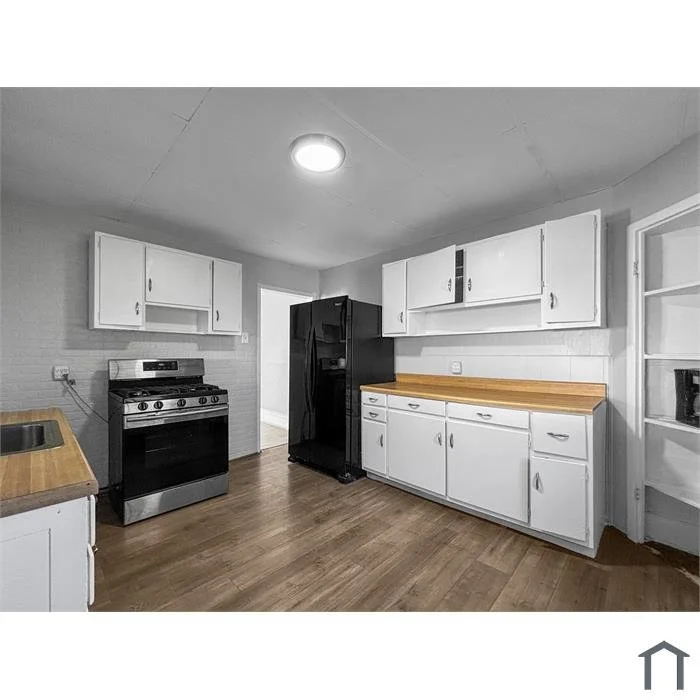 2811 Cobden St  Kitchen.jpg