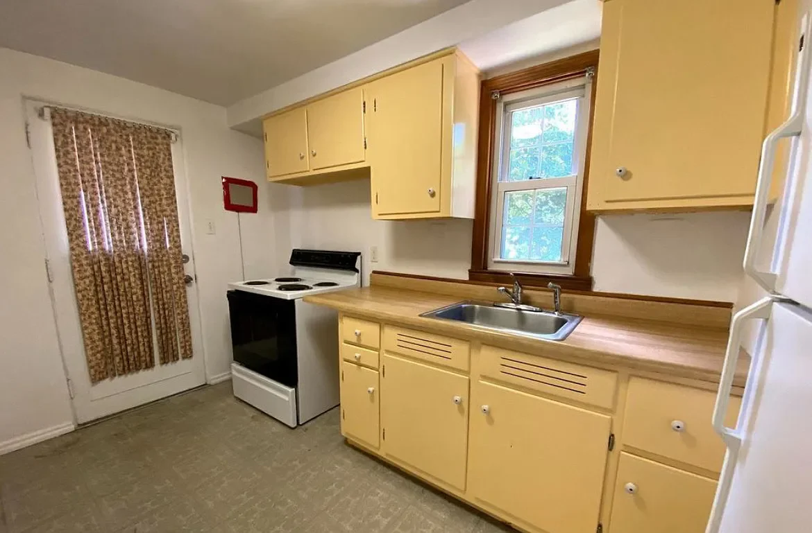 100 Erhardt kitchen- before reno.webp