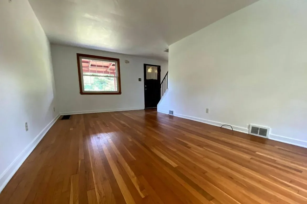 100 Erhardt living room.webp