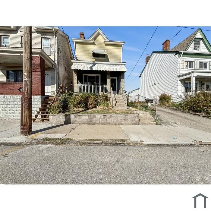 2811 Cobden St  Front.jpg