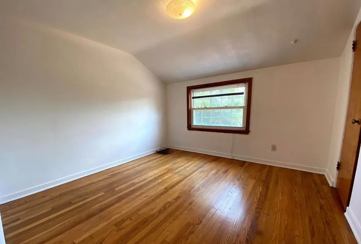 100 Erhardt bedroom.webp