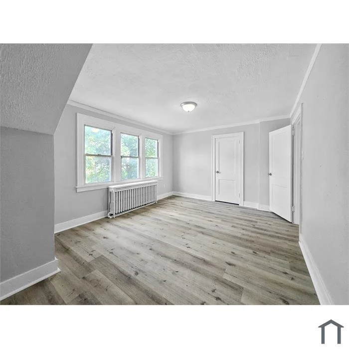 512 Delmont Ave Living 1.jpg