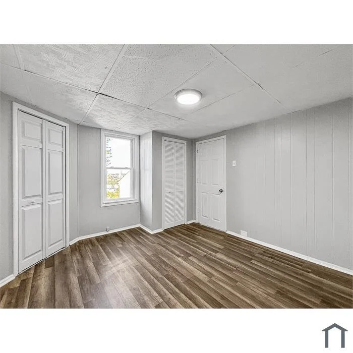 2811 Cobden St Room 1.jpg
