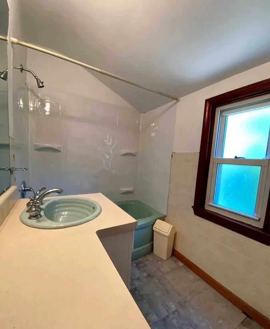 100 Erhardt shower before reno.webp