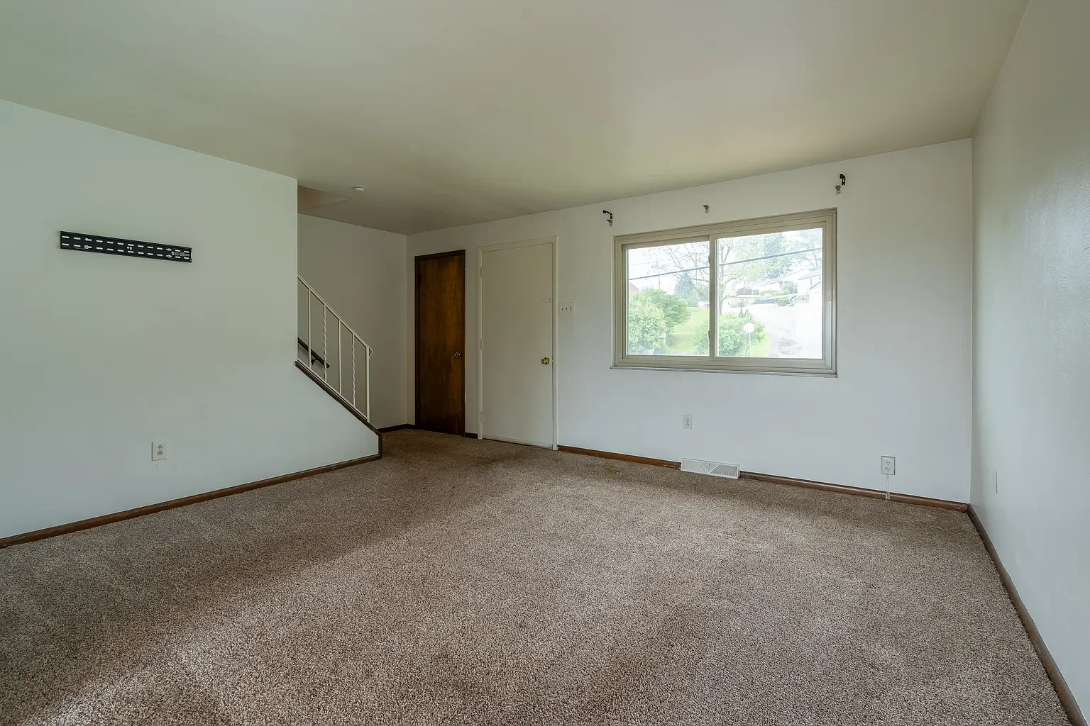 319 Dersam Living Room2.webp