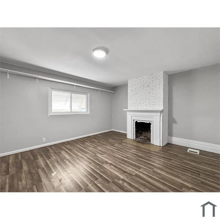 2811 Cobden St  Living.jpg