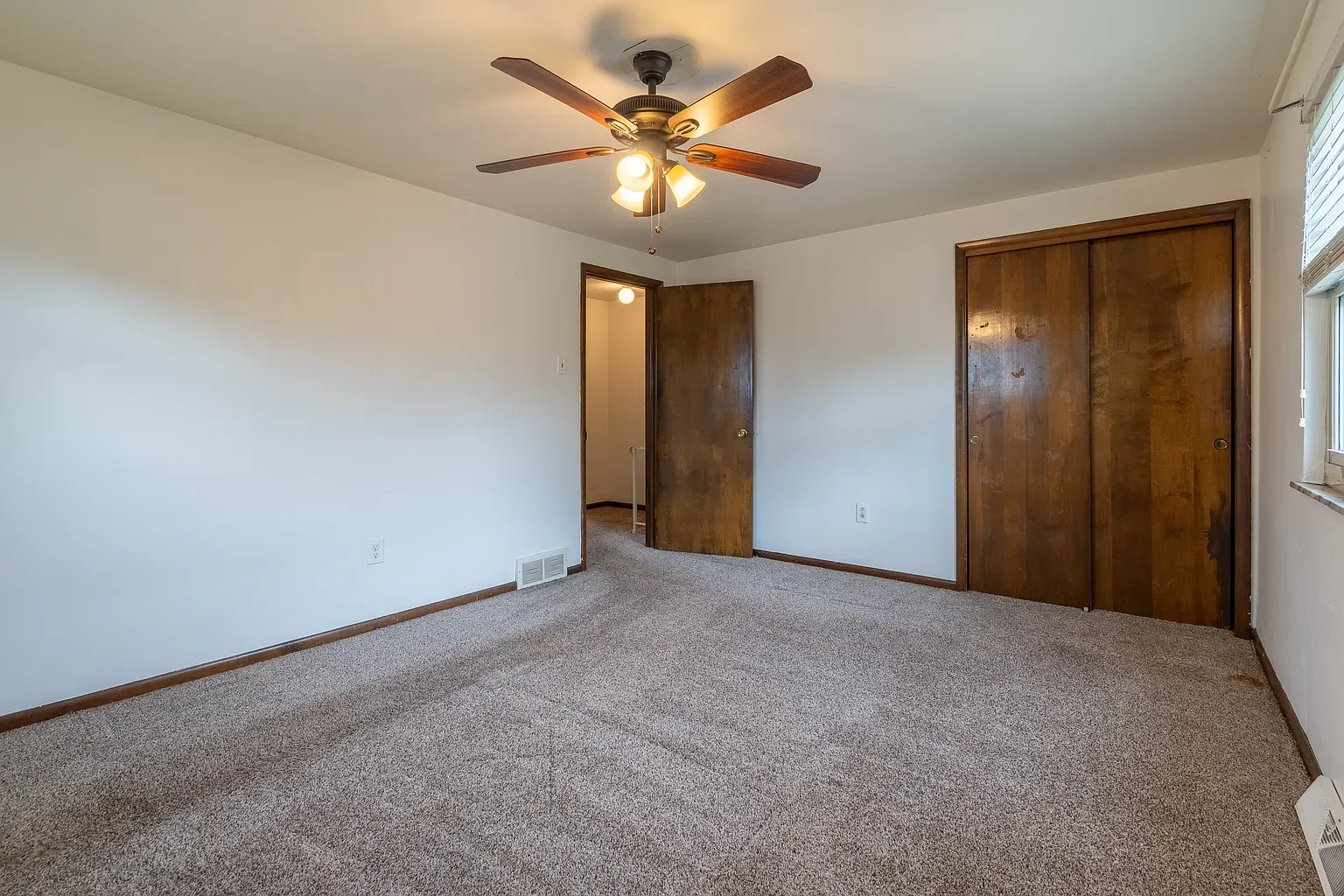319 Dersam Bedroom1.webp