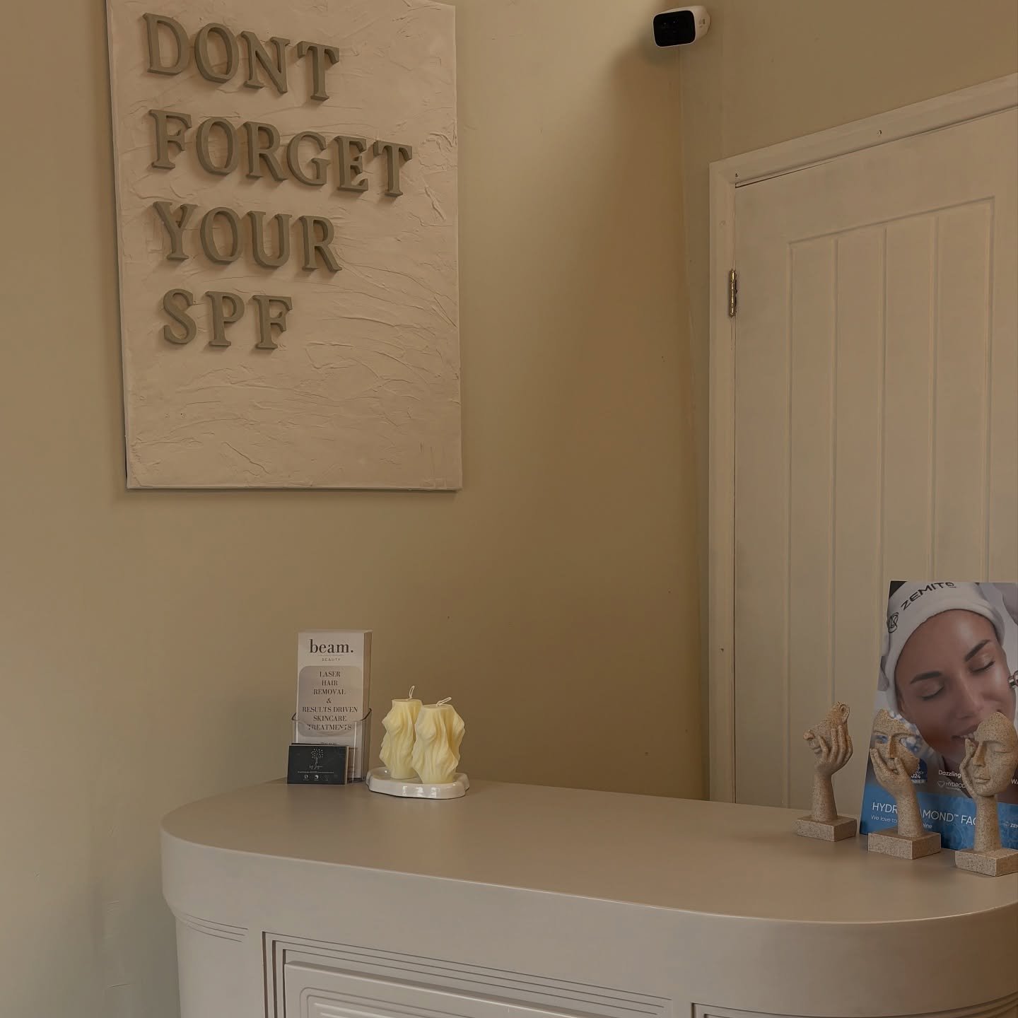 No more excuses to forget to pop your SPF on guys and gals 👀👀
Or you’ll have a passive aggressive reminder in reception whenever you visit Beam Studio 🫶🏻