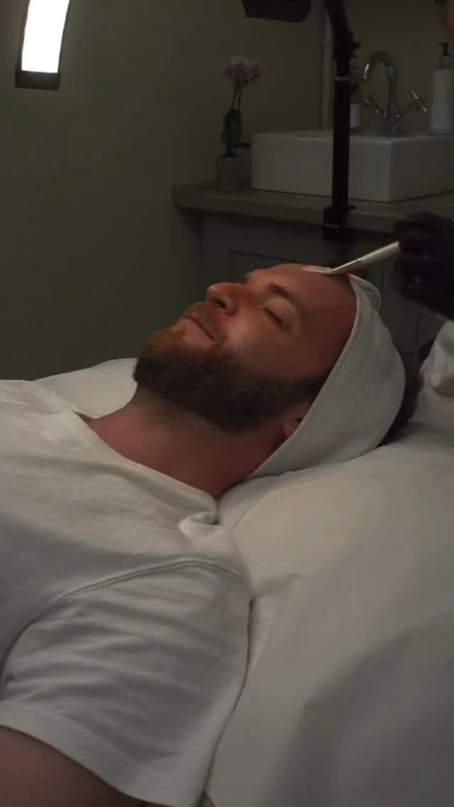 PSA - your brothers, boyfriends and partners also need some self care!
Our Zemits Premium HydroDiamond Hydrofacial gives just that, a 7-in-1 facial and the best deep clean your skin will ever have 🤩
Book yourself or your loved one a treat today, m