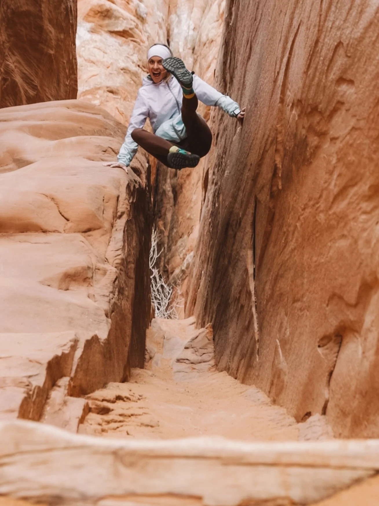 🤸🏽&zwj;♀️🏜️🚐
I might just fall short every day but I try not to take this life for granted 🥹&hearts;️
weeeeeeee, love the @archesnps 

#travel #vanlife #utah #instagram