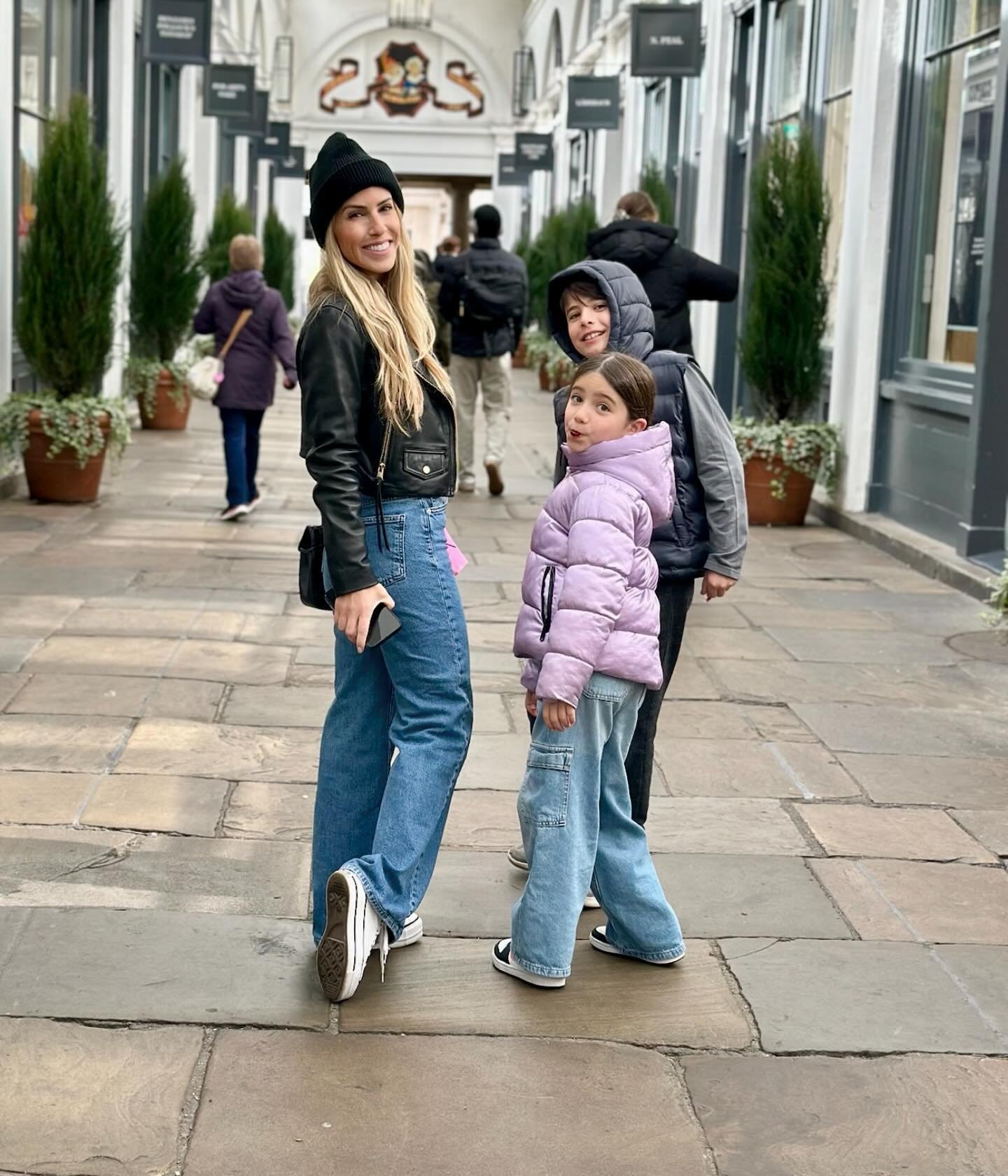 London with kids is always a good idea 🇬🇧 
.
.
.
#springbreak #london #unitedkingdom #hampshire #foiurseasons #onealydwych #familytravel #london🇬🇧 #luxurytravel #astravelprofavorites #astravelpro