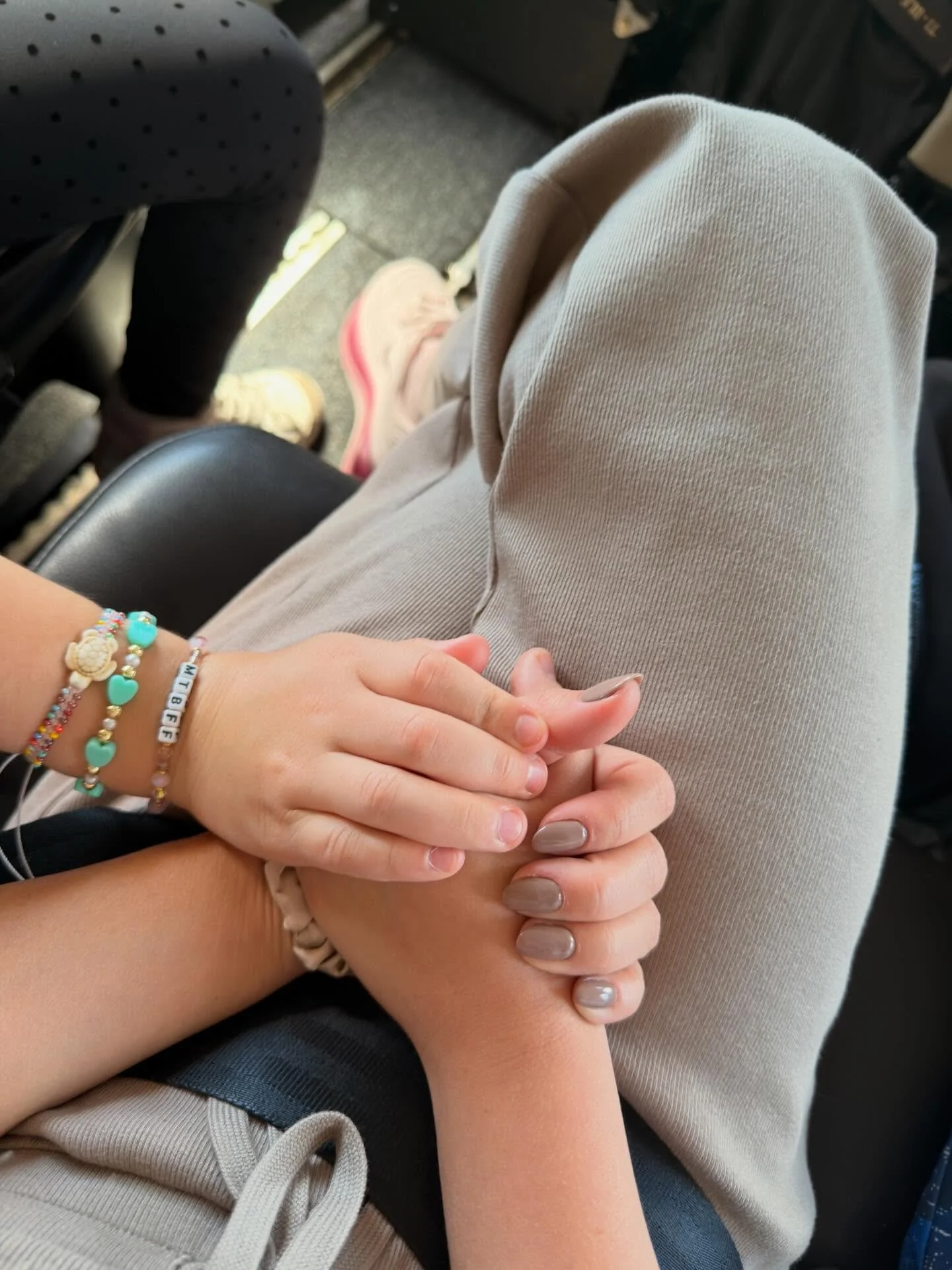 Tiny plane, big memories ✈️🇨🇷
These little hands = everything 💛