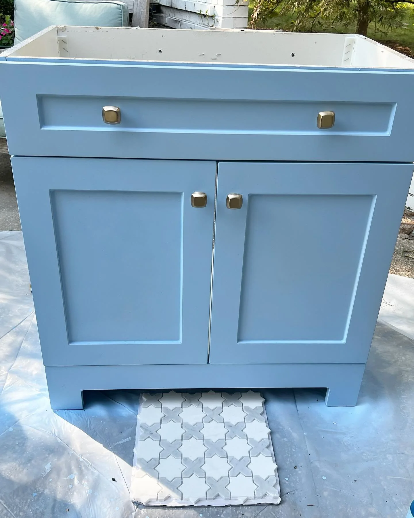 Swipe to see before! ➡️ Sometimes a coat of paint, new hardware and 1 hour is all you need!

#after #vanity #bathroomremodel