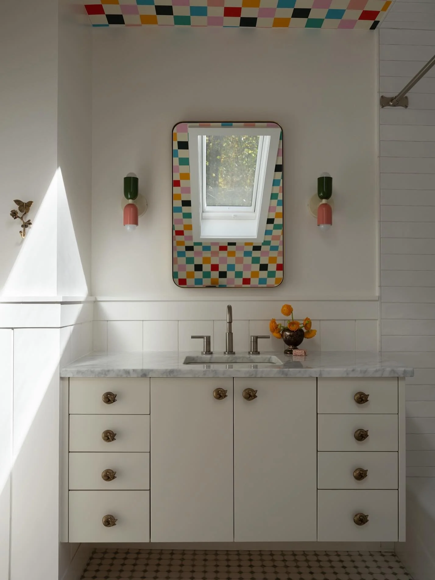 There are two moods happening in here.

The calm:
@benjaminmoore Dove Wing on the walls. The shower tile in a soft frost. A @walkers_creek_cabinets custom vanity in the same quiet white family. Everything working together so the room feels steady 