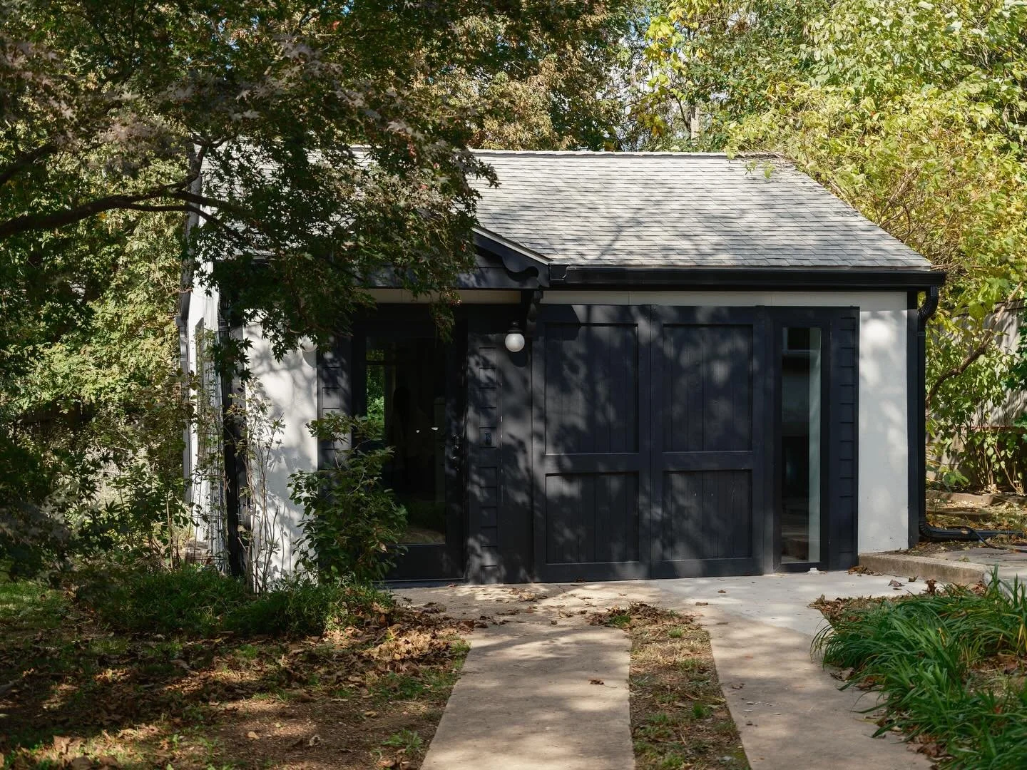 This little building has had a few lives. It started as a carriage house, then spent years as a garage. Now it&rsquo;s a small loft apartment that gives the homeowners a lot more flexibility.

They wanted a space that could work for a future live-in 
