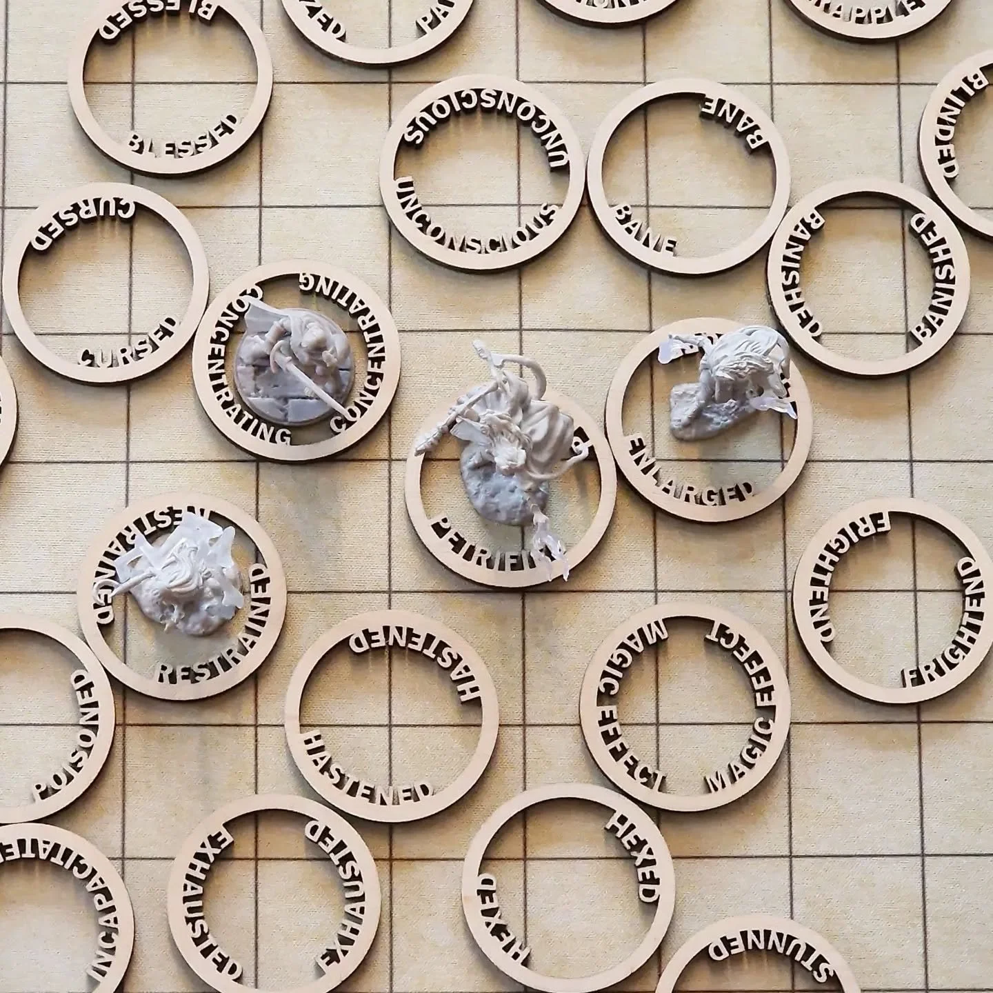 Where are my Dungons &amp; Dragons' fans? New design in the works. 

Painted? Unpainted? Darkwood? Lightwood? What style would you like? 

How many of each effect would you like to see sold together? 

#dnd #dndnorge #dndaccessories #rollespill #norg