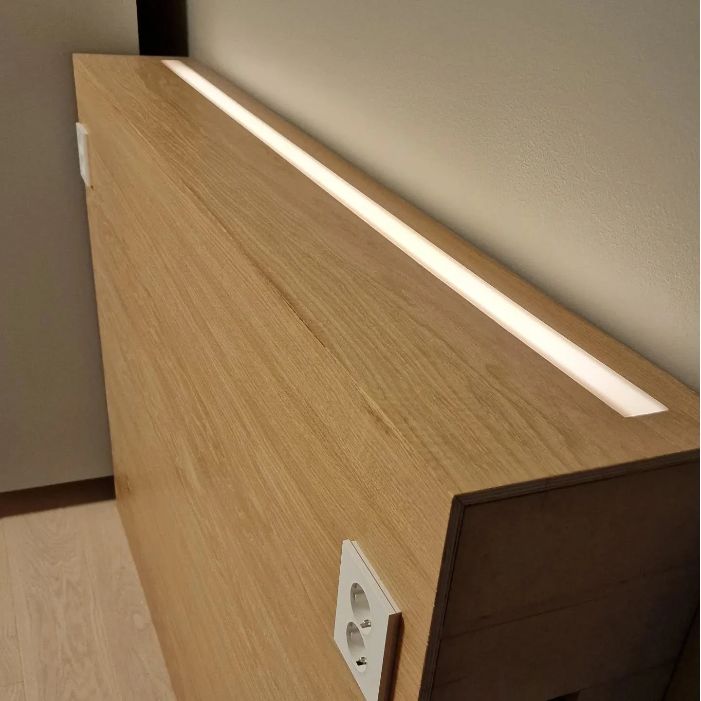 My portfolio is officially live! 🎉
Sharing this 2022 custom headboard with LED lighting that I never posted until now.
I&rsquo;ll be adding more old projects in the coming weeks &mdash; so much I haven&rsquo;t shared yet!
Check it out on the site &m