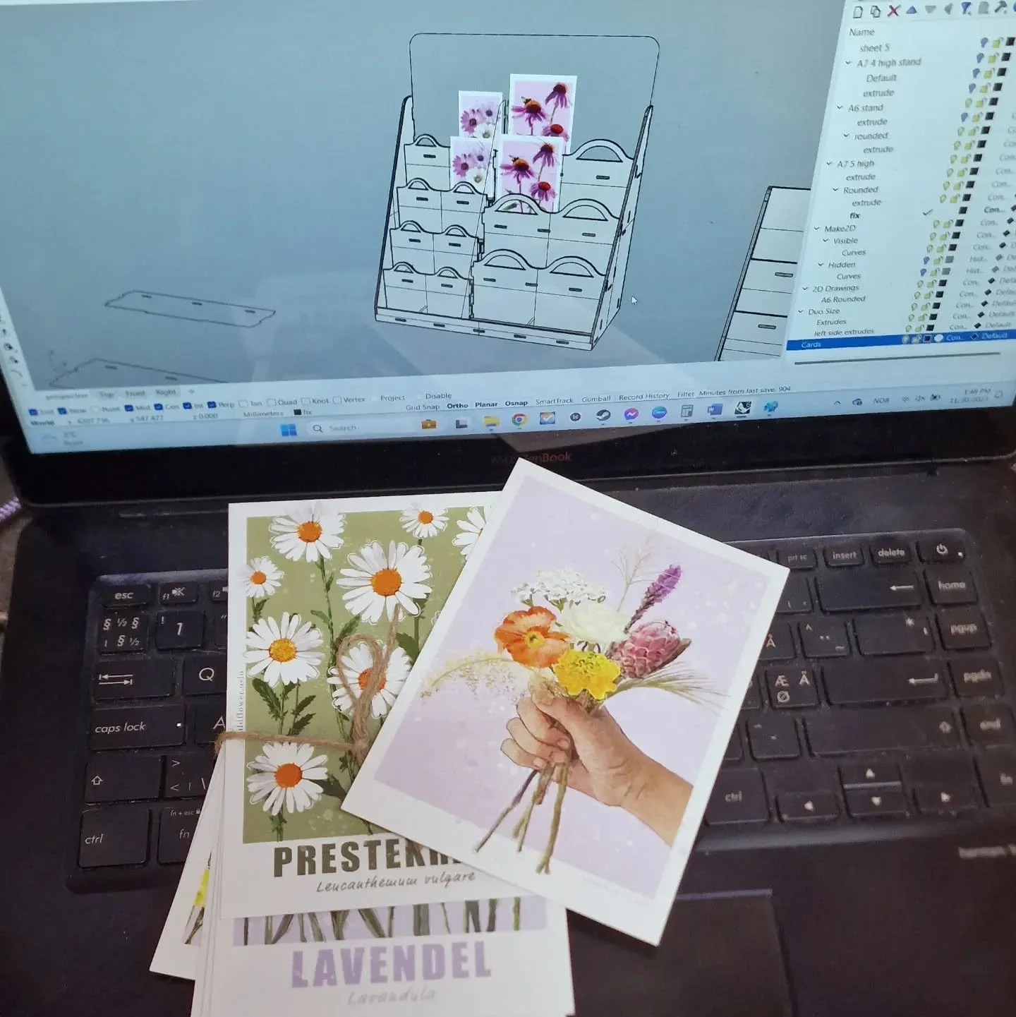 Redesigning a card stand for @wildfloweroslo today! Making a single stand for both A6 and A7 cards. Up next laser fun. 

@mcneel.europe #marketstand #cardstand #laser #cards #cardmaker #custom #flowers #illustration #illustrator