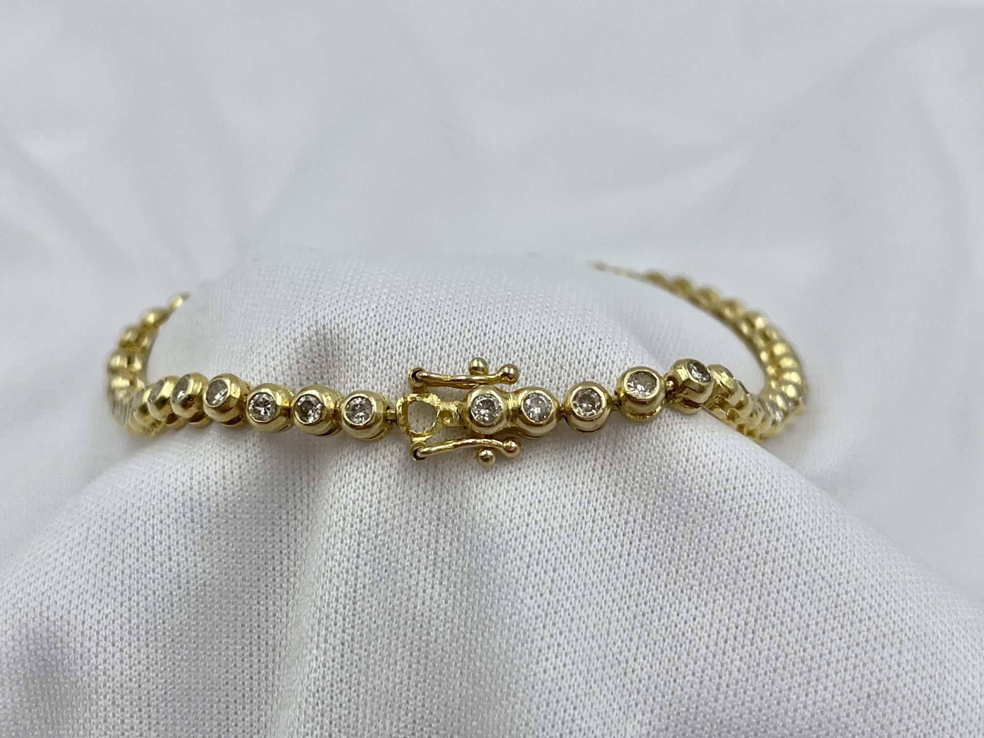 14k Yellow Gold Ladies 2.00ctw Diamond Bezel Tennis Bracelet close up on clasp