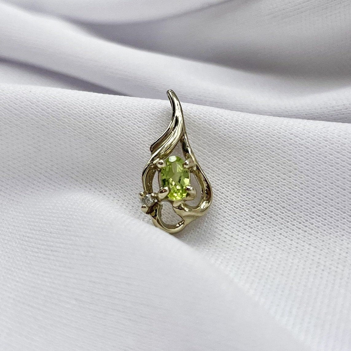 close up white background Oval Peridot With Diamond Accent Filigree Pendant 14k White Gold