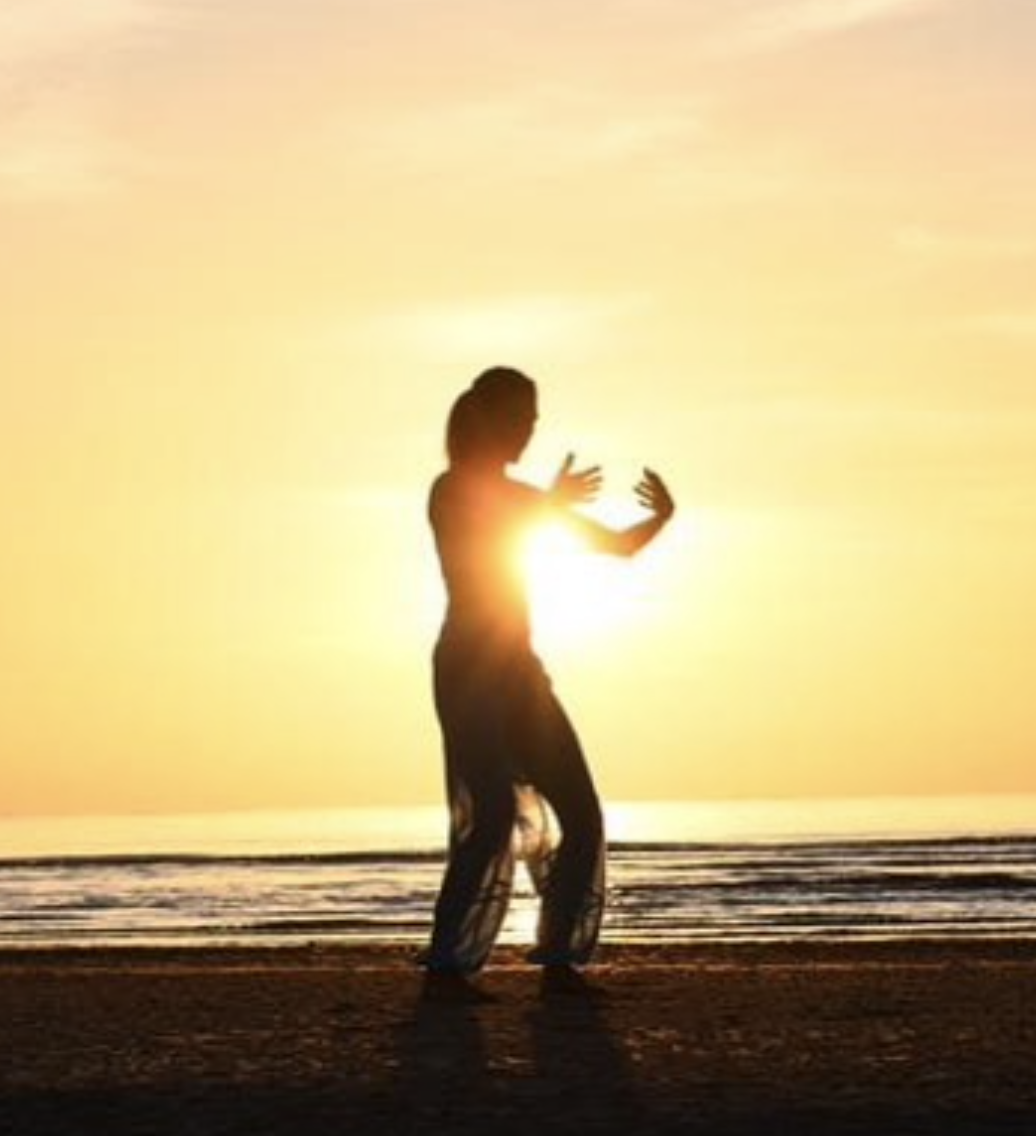 femme pratiquant le yoga qigong au bord de l'eau