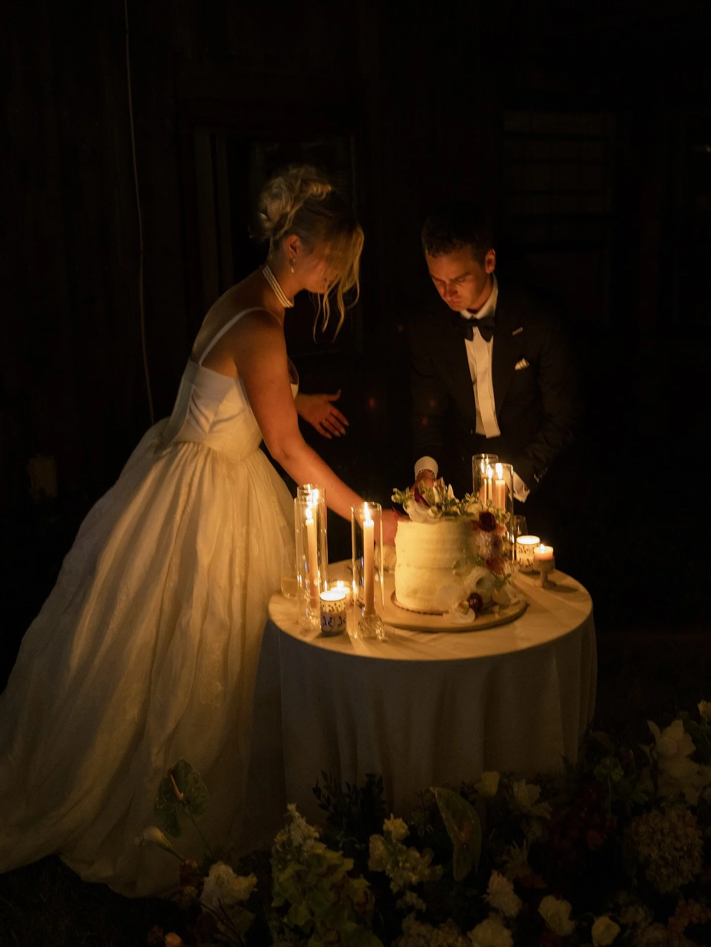 When your cake cutting feels straight out of a romantic novel 🤌🏼