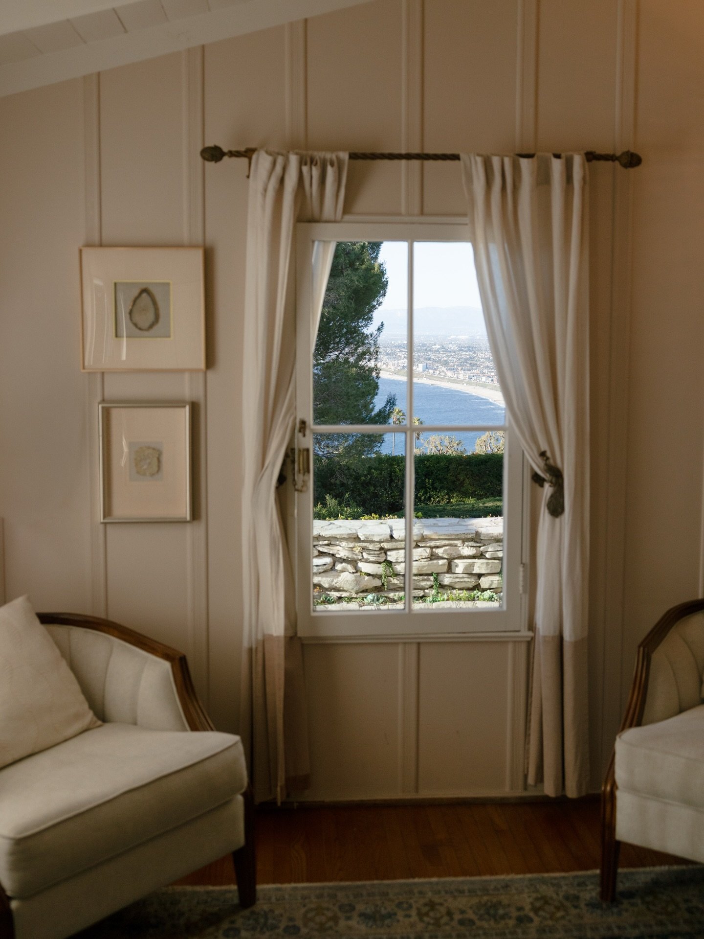 This sweet day overlooking the ocean on the most beautiful California day. Full of so much vibrancy in color, love, personality and joy!!! This was one for the books ✨ I can&rsquo;t get over the florals and burst of color. More color in 2026 please!
