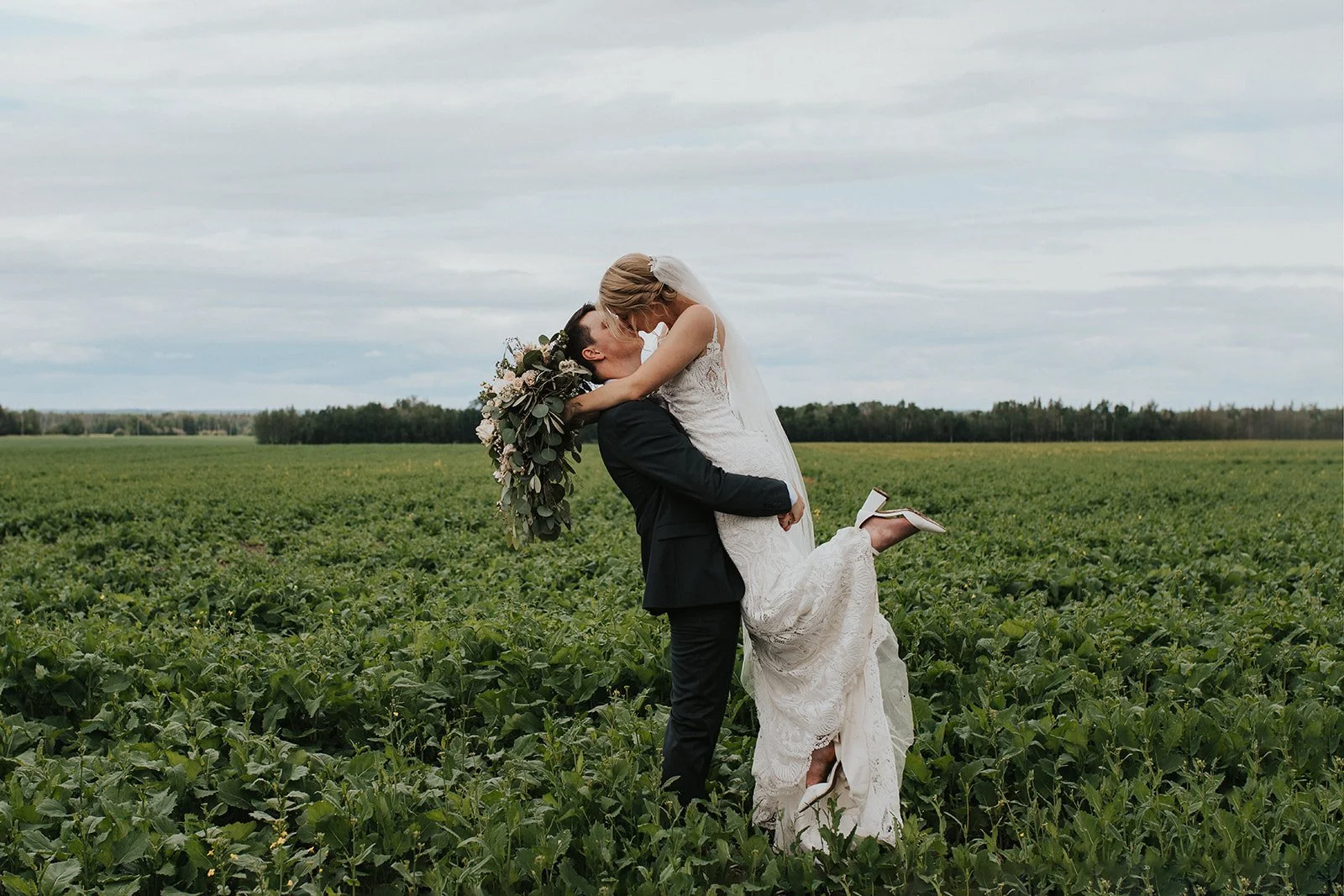 Wedding Portrait Celebration Bride and Groom Bouquet