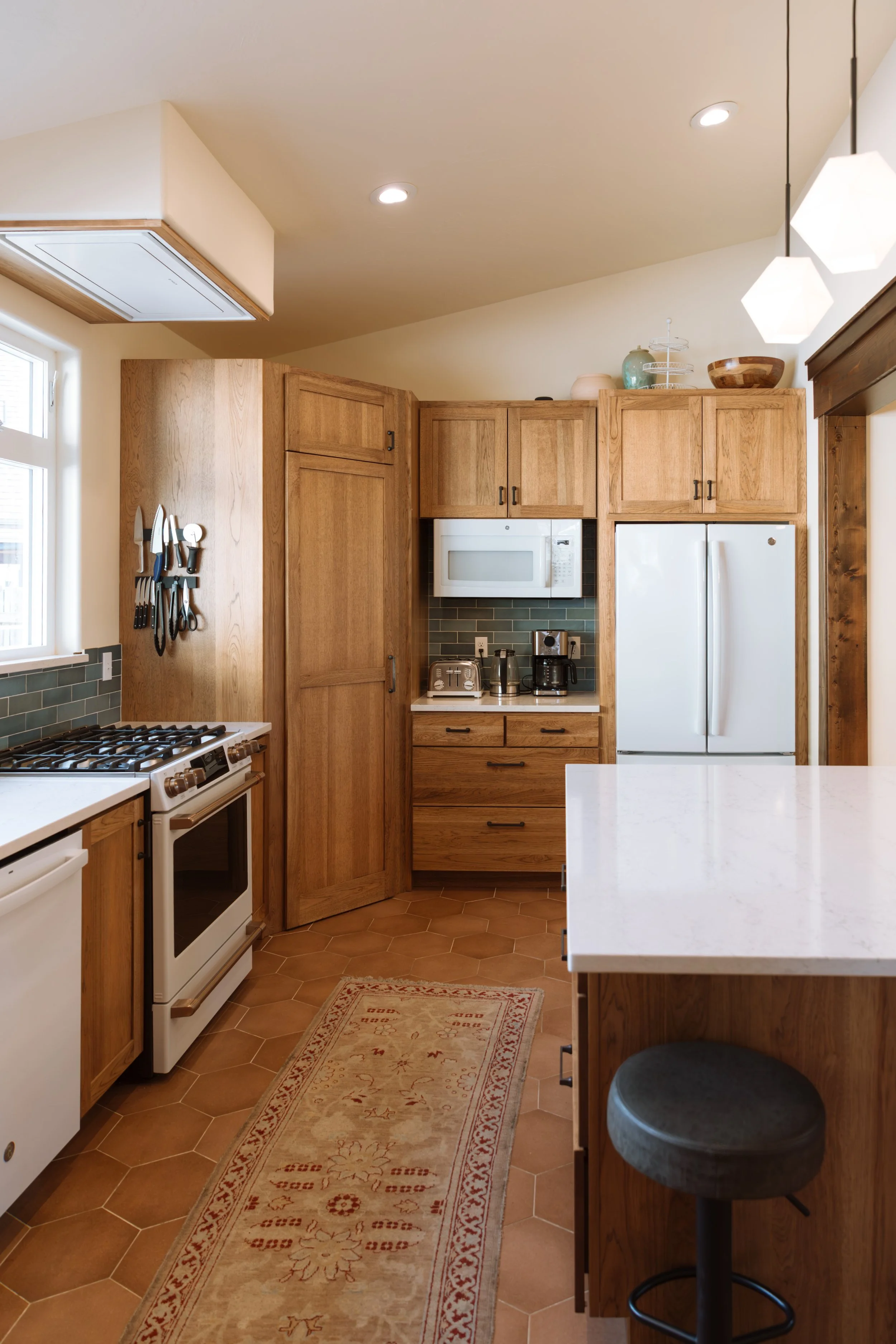 Bright Kitchen with lots of natural light
New kitchen 
New custom home
high end cabinets
custom tile
Contractor 
Builder
Carpenter
Remodel
Custom home
Framing
Siding installation
Cabinets
Door installation
Trim installation
Deck builders
Sauna builde