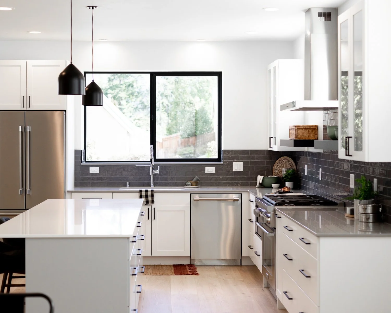 Bright Kitchen with lots of natural light
New kitchen 
New custom home
high end cabinets
custom tile
Contractor 
Builder
Carpenter
Remodel
Custom home
Framing
Siding installation
Cabinets
Door installation
Trim installation
Deck builders
Sauna builde