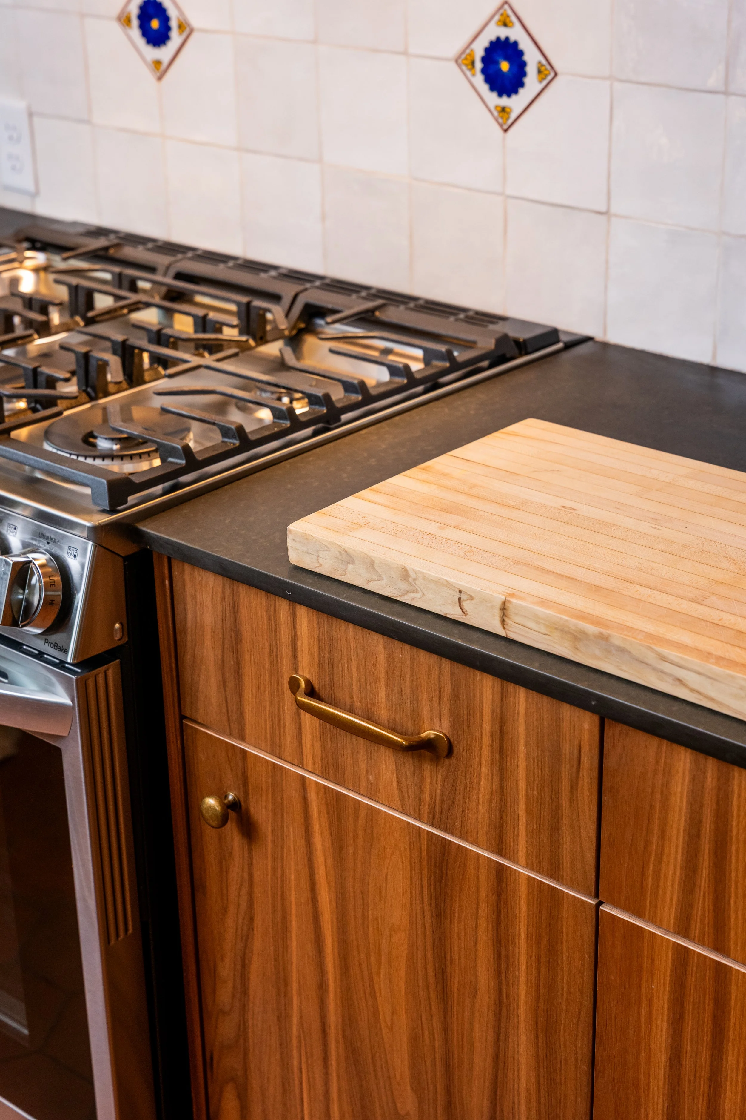 Bright Kitchen with lots of natural light
New kitchen 
New custom home
high end cabinets
custom tile
Contractor 
Builder
Carpenter
Remodel
Custom home
Framing
Siding installation
Cabinets
Door installation
Trim installation
Deck builders
Sauna builde