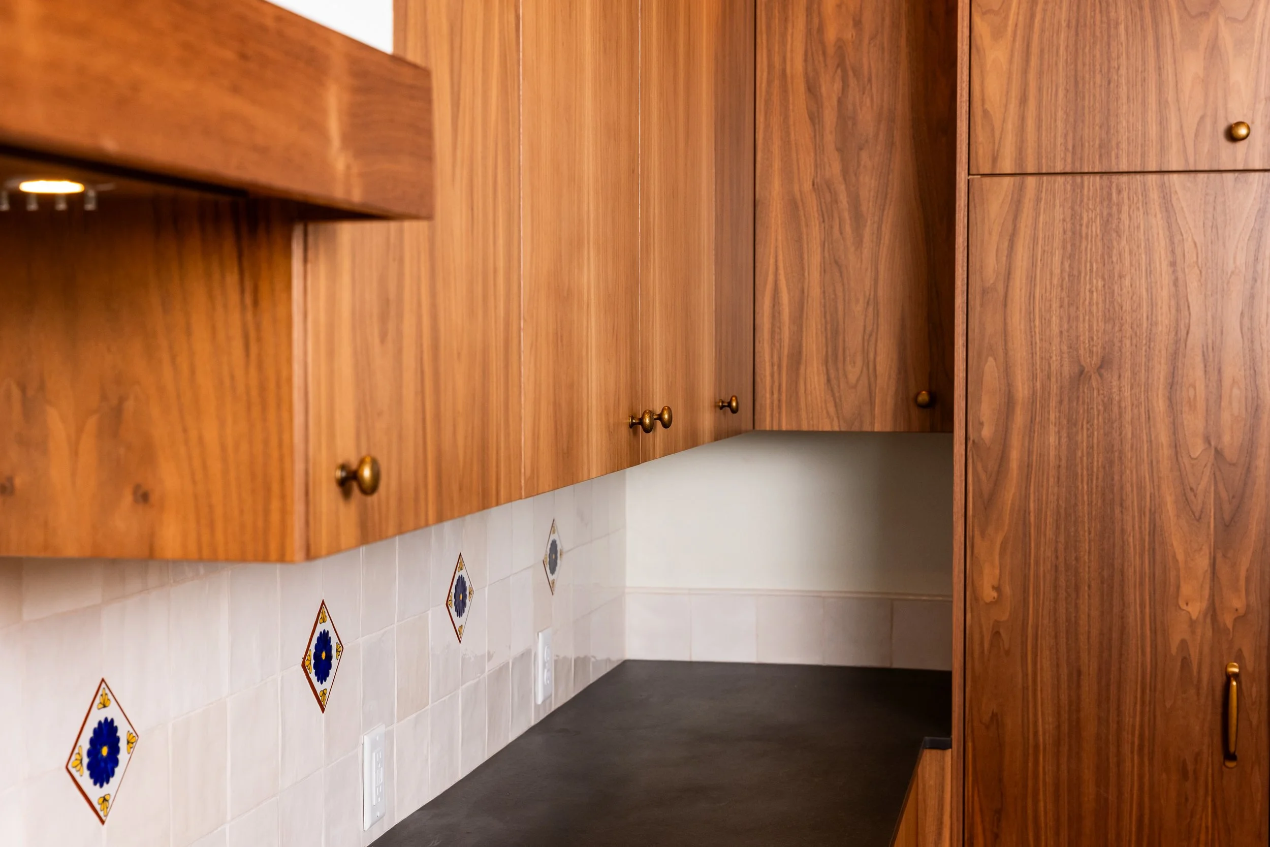 Bright Kitchen with lots of natural light
New kitchen 
New custom home
high end cabinets
custom tile
Contractor 
Builder
Carpenter
Remodel
Custom home
Framing
Siding installation
Cabinets
Door installation
Trim installation
Deck builders
Sauna builde