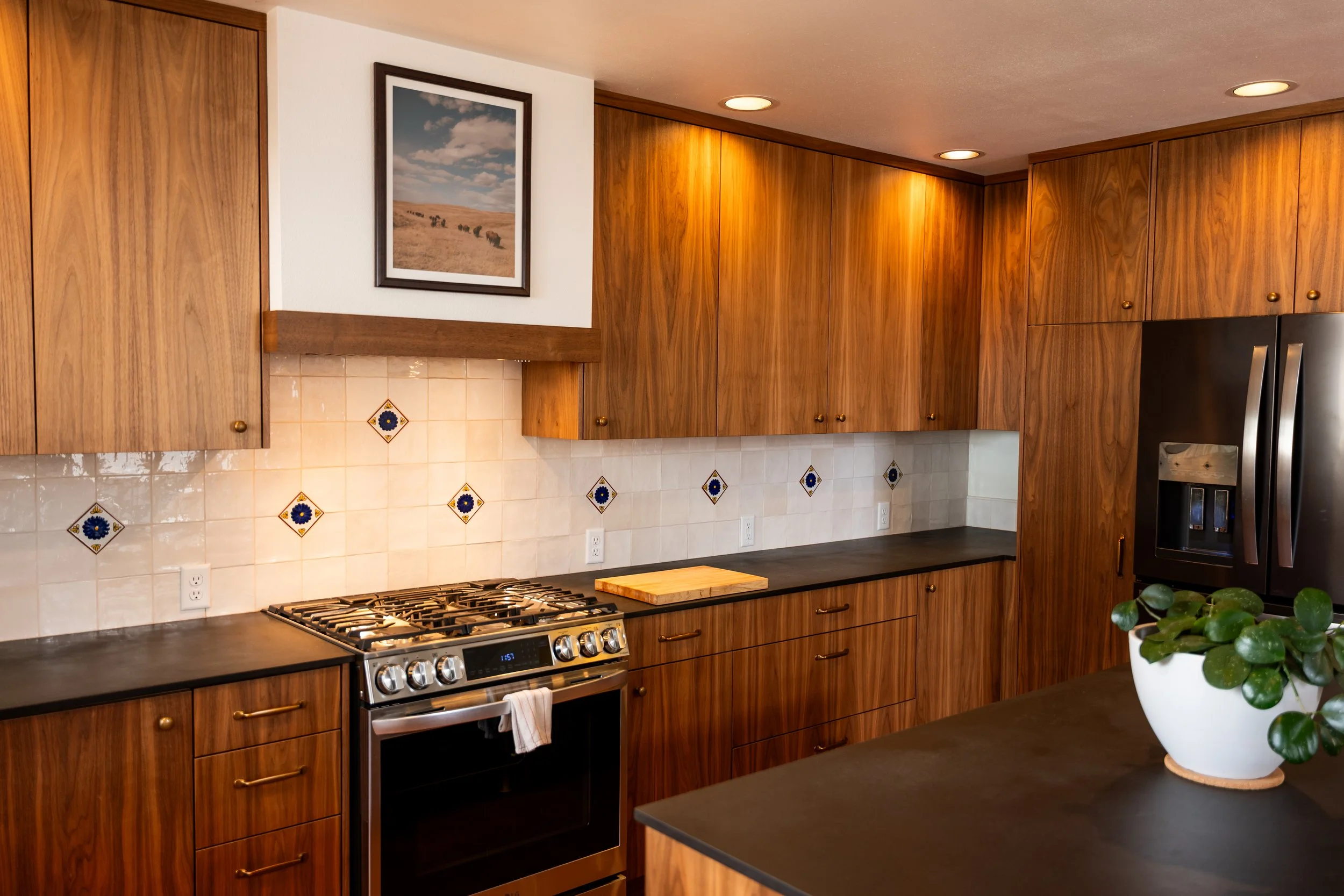 Bright Kitchen with lots of natural light
New kitchen 
New custom home
high end cabinets
custom tile
Contractor 
Builder
Carpenter
Remodel
Custom home
Framing
Siding installation
Cabinets
Door installation
Trim installation
Deck builders
Sauna builde