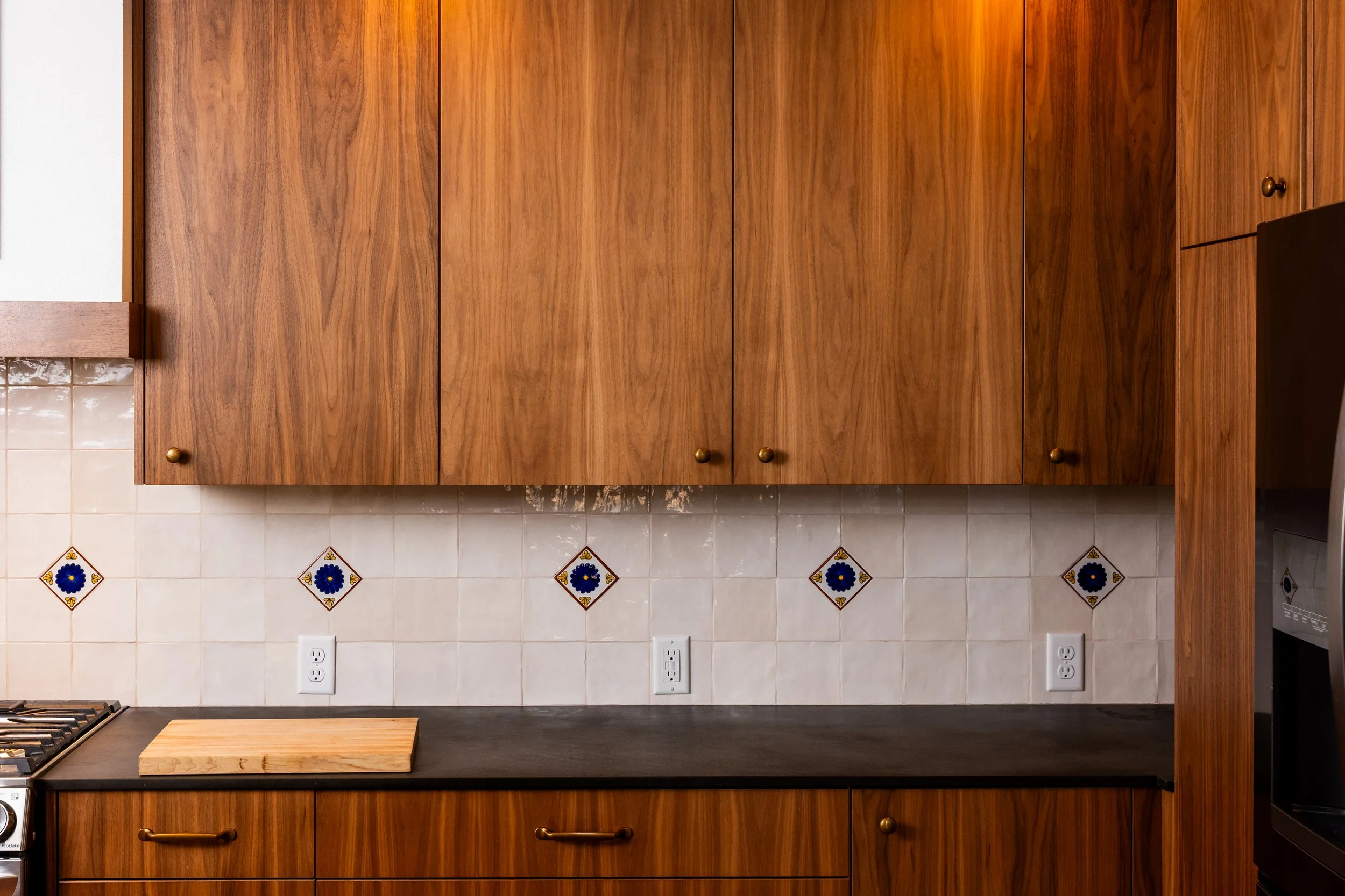 Bright Kitchen with lots of natural light
New kitchen 
New custom home
high end cabinets
custom tile
Contractor 
Builder
Carpenter
Remodel
Custom home
Framing
Siding installation
Cabinets
Door installation
Trim installation
Deck builders
Sauna builde