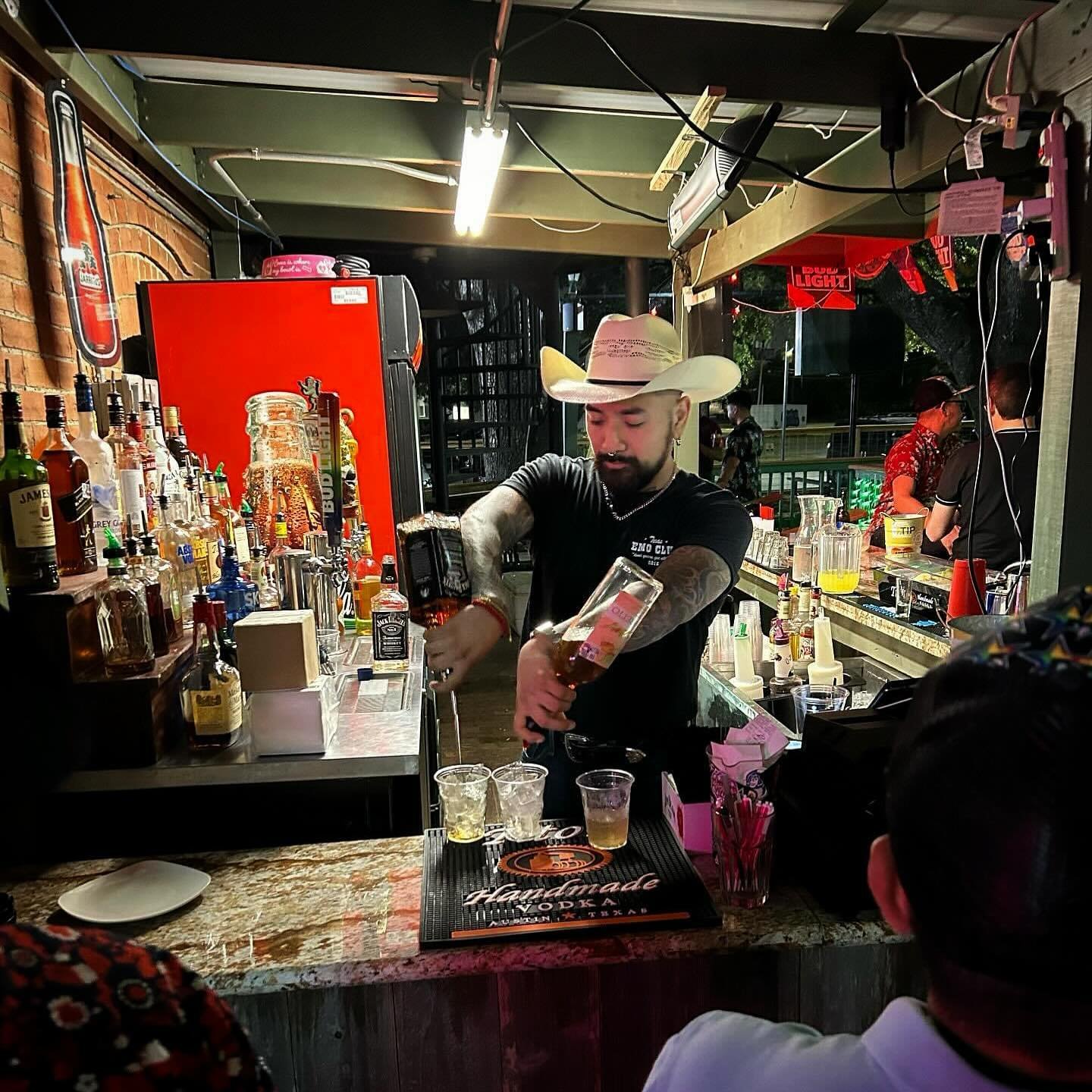 CASH ONLY but we have our patio bar open and will be serving tacos &amp; quesadillas all night from 8pm 🤠🎉🍻
📸: @billy_calvo_mc