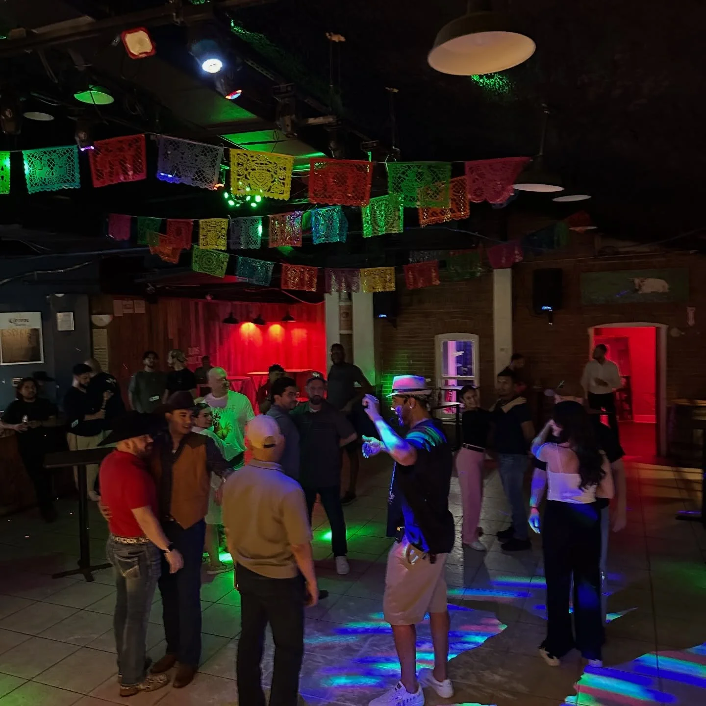 Para mi gente latina 😏🔥
If you&rsquo;re not dancing&hellip; what are you doing?
Noche Tropical every Tuesday
Salsa, bachata, merengue y m&aacute;s
Free dance classes at 9PM 💃🕺
Come early, stay late