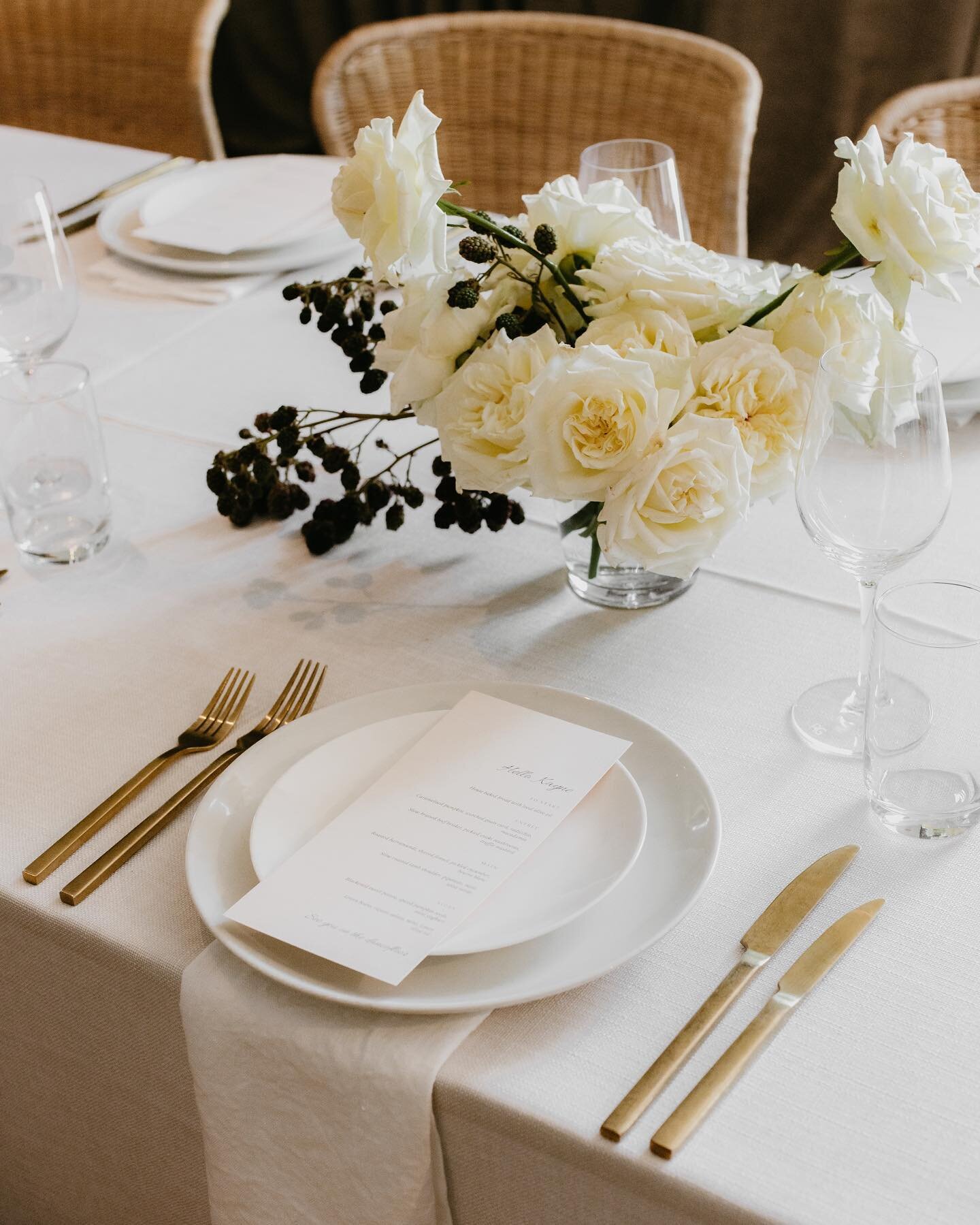 Obsessed with this gorgeous neutral palette elevated with our Brushed Brass set! 
.
.
.
#weddinghire #weddinghiremelbourne #weddinghiremorningtonpeninsula #morningtonpensulaweddings #melbourneweddings