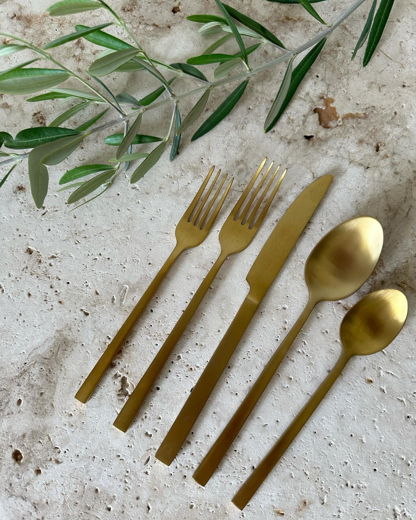Brushed Brass pieces sitting pretty 🤍 Visit our website for more information! 
.
.
.
#weddinghire #weddinghiremelbourne #weddinghiremorningtonpeninsula #morningtonpensulaweddings #melbourneweddings