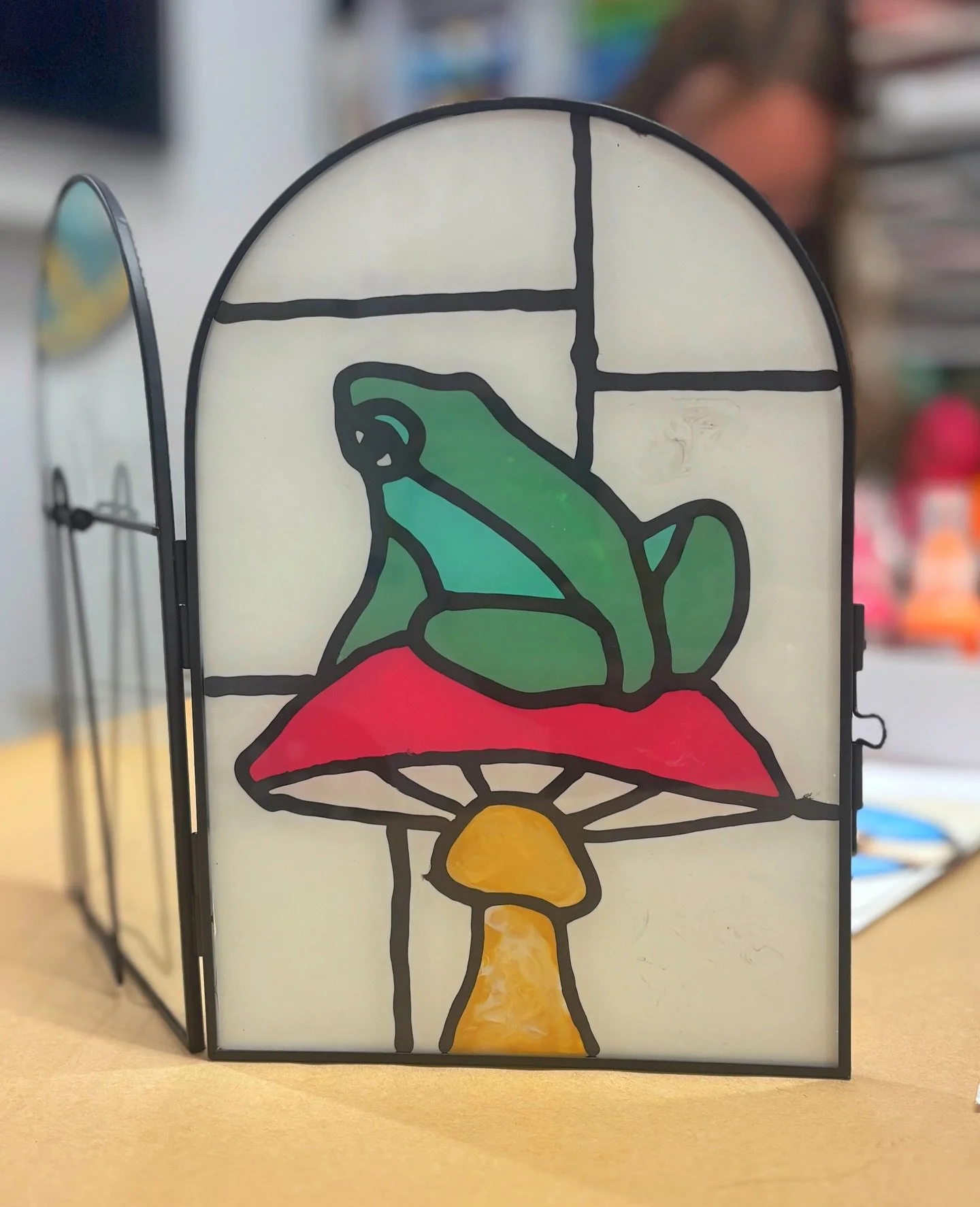 Swipe to see the results of our frog loving participant at Saturdays Faux Stained Glass Sun Catcher Workshop! 

Gallery Glass goes on so opaque, so it really is a trust the process situation. 

Thanks so much for sending me your final results Em!