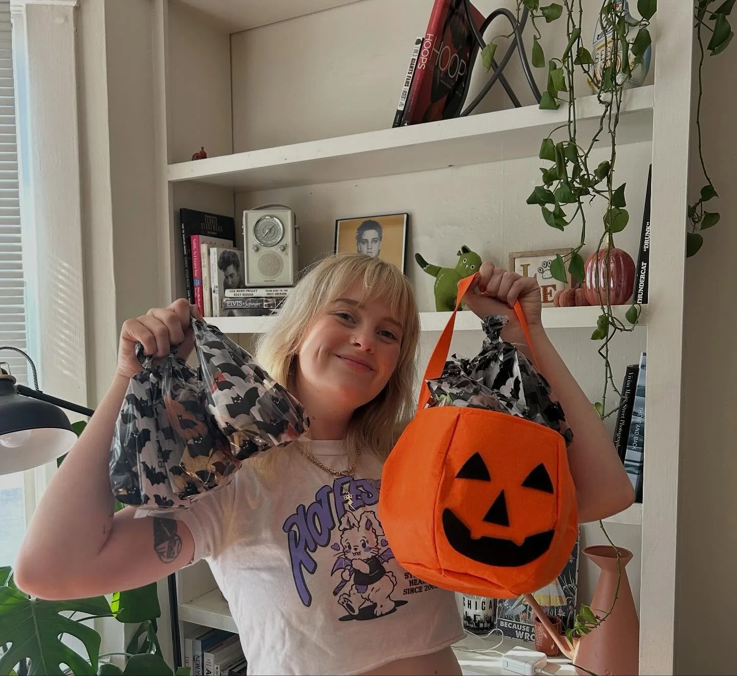 👻 it&rsquo;s that time of year again!! Last year I think I had about six boo bags to hand out to all my regular pup friends! This year I lost count at 24 😱 WOW! Make sure your pup gets to daycare before Halloween to pick up their Halloween treat ba