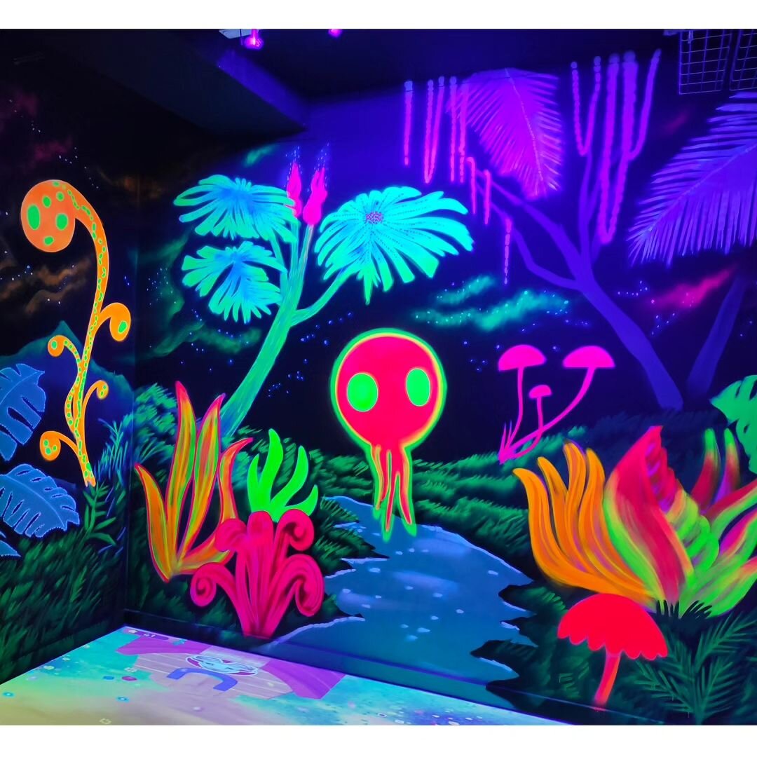 Swipe 👉 &quot;Glow in the dark alien jungle work&quot; completed over the summer for @funstreetsilverburn an indoor kids adventure centre out in @shopsilverburn , Glasgow. I got the idea from the jungle at night from the film Avatar that has the glo