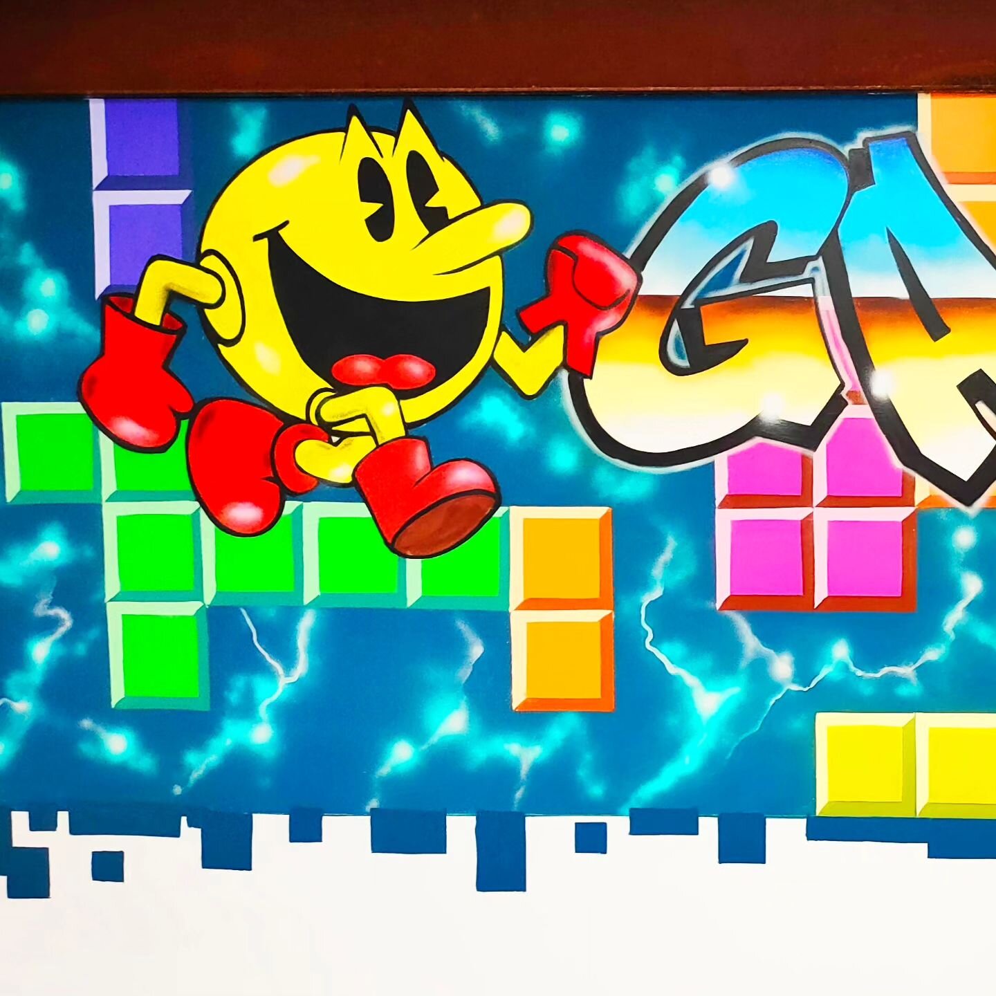 Swipe&gt;&gt; Work completed last month for Innoflate in Glasgow. Bigger than it looks in the photo, needed scaffolding for this one. 

#graffiti #pacman #tetris #tetris #scottishgraffitimurals #glasgowmurals #streetart