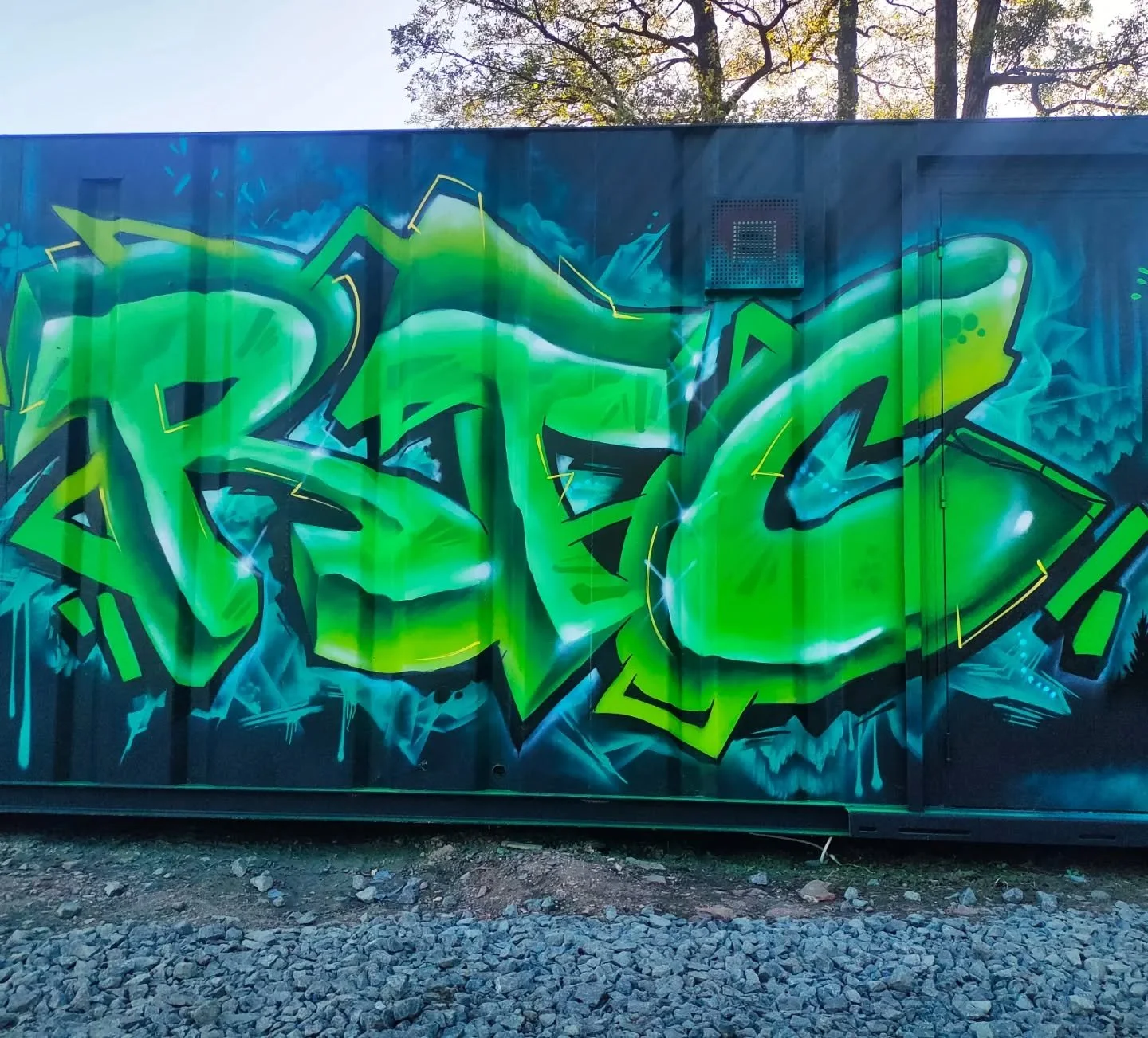 It's not often I get asked to do some actual graffiti letters and given free reign. And painting this made me realise there is a part of me that misses doing pieces. Painted for @robertsonstreecareltd01

#scottishgraffiti #glasgowgraffiti #graffitile