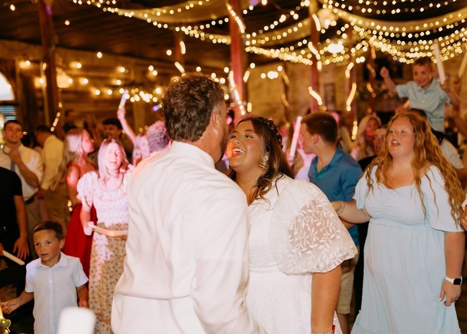 Avery and Christopher&rsquo;s dance party went HARD! 🪩 Looking for an Utah Wedding DJ that&rsquo;ll bring the hype? you&rsquo;ve found us! Download our instant pricing from the link in bio

Photographer: @itscarlyfronk