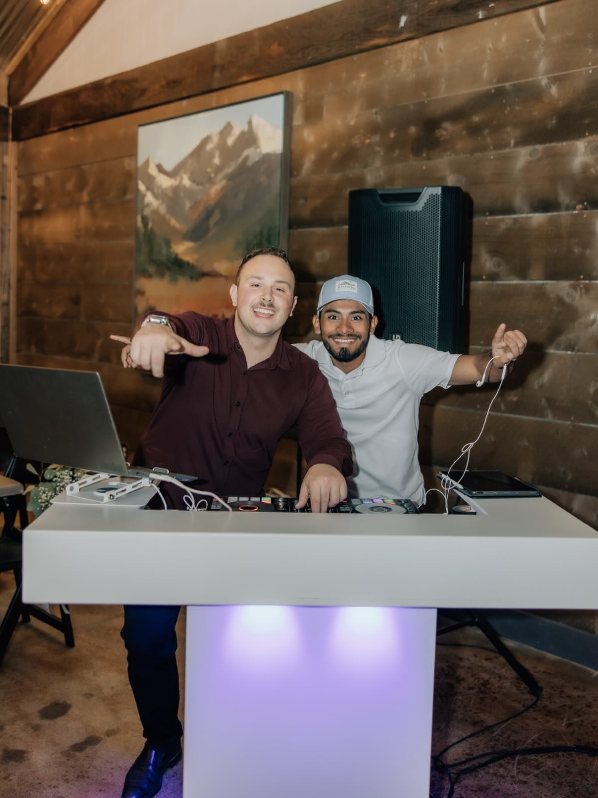 That feeling when it&rsquo;s time to start the dance party 🪩🔊 

Couple: @bribrilux_ 
Photographer: @demirosephotovideo 
Venue: @thebarn_wallbrothersorchards